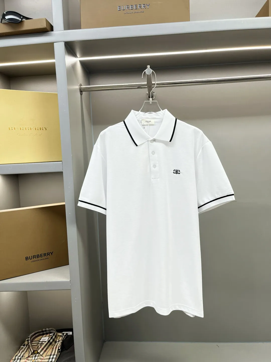 🅿️220 CELINE Celine Arc de Triomphe embroidered new Polo shirt. Original fabric. Official same style. Made of 210g pure cotton pique fabric, customized in the same vat dyeing fabric. Very comfortable and smooth to the touch. Very wide and stylish. Produced by a first-line brand OEM factory. Imported Behringer embroidery machine. The embroidery is full and textured. The ribs at the collar and mouth are woven with imported yarn. It will not deform after long-term wear. The latest style for spring and summer. Fashionable and individual. Super versatile and good-looking. It is very suitable for both men and women. It is a must-have item for everyone. Color: Black White Size: S-XXL