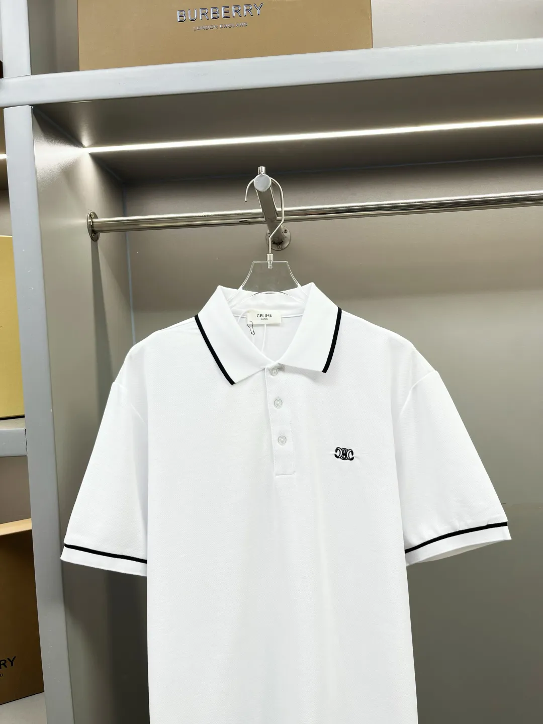 🅿️220 CELINE Celine Arc de Triomphe embroidered new Polo shirt. Original fabric. Official same style. Made of 210g pure cotton pique fabric, customized in the same vat dyeing fabric. Very comfortable and smooth to the touch. Very wide and stylish. Produced by a first-line brand OEM factory. Imported Behringer embroidery machine. The embroidery is full and textured. The ribs at the collar and mouth are woven with imported yarn. It will not deform after long-term wear. The latest style for spring and summer. Fashionable and individual. Super versatile and good-looking. It is very suitable for both men and women. It is a must-have item for everyone. Color: Black White Size: S-XXL