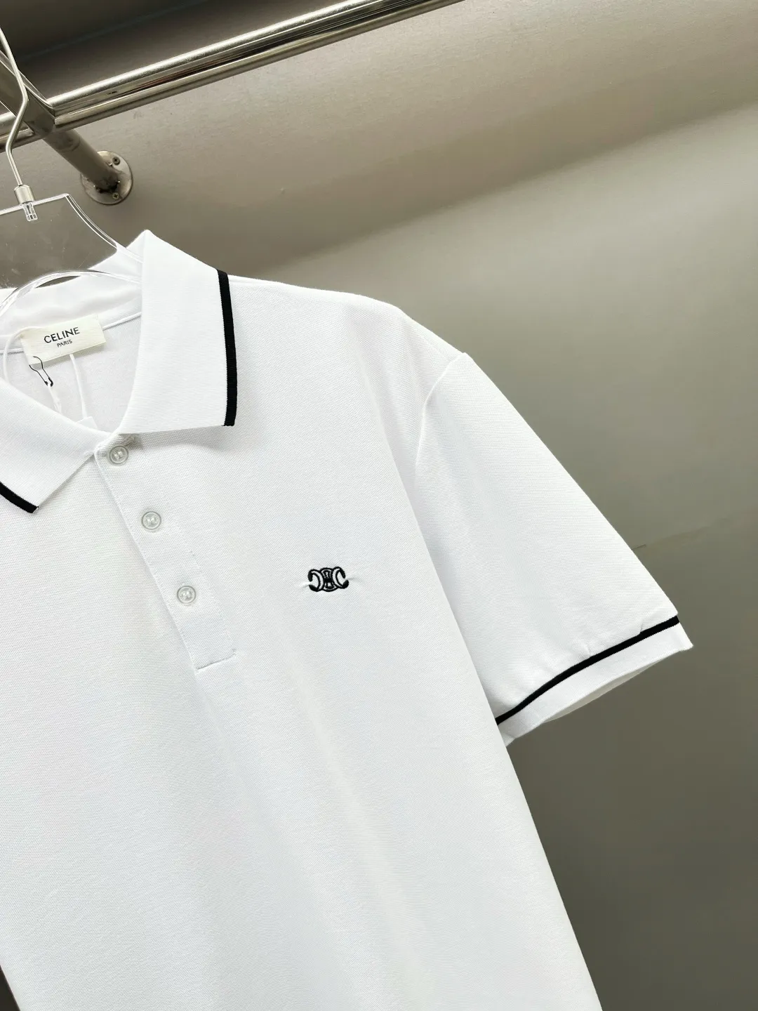 🅿️220 CELINE Celine Arc de Triomphe embroidered new Polo shirt. Original fabric. Official same style. Made of 210g pure cotton pique fabric, customized in the same vat dyeing fabric. Very comfortable and smooth to the touch. Very wide and stylish. Produced by a first-line brand OEM factory. Imported Behringer embroidery machine. The embroidery is full and textured. The ribs at the collar and mouth are woven with imported yarn. It will not deform after long-term wear. The latest style for spring and summer. Fashionable and individual. Super versatile and good-looking. It is very suitable for both men and women. It is a must-have item for everyone. Color: Black White Size: S-XXL