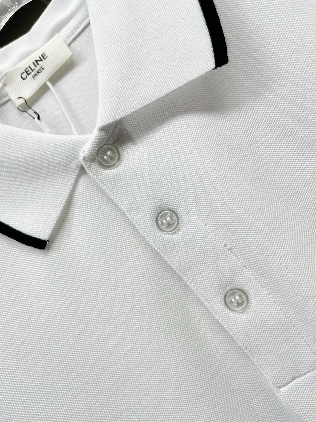 🅿️220 CELINE Celine Arc de Triomphe embroidered new Polo shirt. Original fabric. Official same style. Made of 210g pure cotton pique fabric, customized in the same vat dyeing fabric. Very comfortable and smooth to the touch. Very wide and stylish. Produced by a first-line brand OEM factory. Imported Behringer embroidery machine. The embroidery is full and textured. The ribs at the collar and mouth are woven with imported yarn. It will not deform after long-term wear. The latest style for spring and summer. Fashionable and individual. Super versatile and good-looking. It is very suitable for both men and women. It is a must-have item for everyone. Color: Black White Size: S-XXL