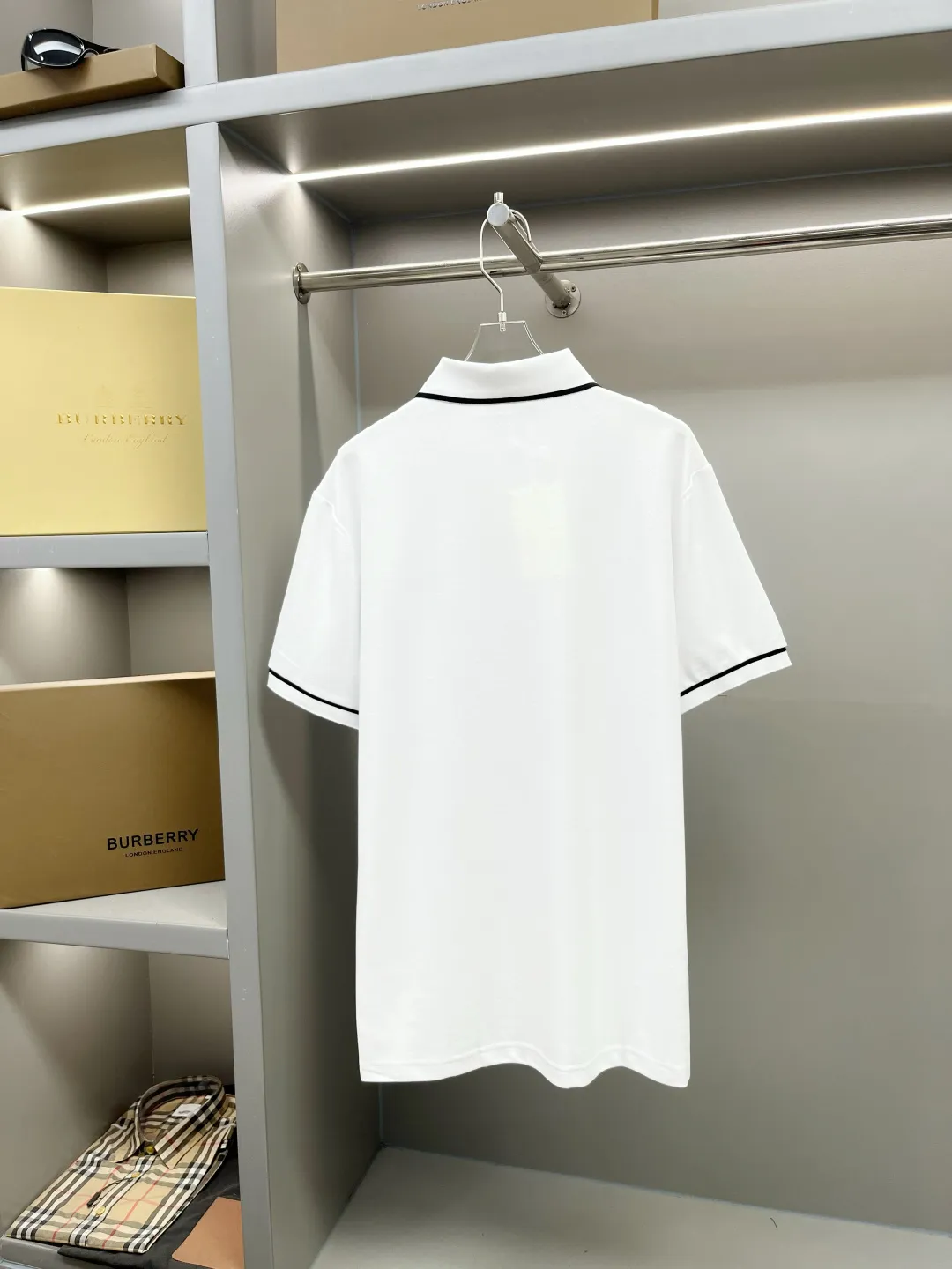 🅿️220 CELINE Celine Arc de Triomphe embroidered new Polo shirt. Original fabric. Official same style. Made of 210g pure cotton pique fabric, customized in the same vat dyeing fabric. Very comfortable and smooth to the touch. Very wide and stylish. Produced by a first-line brand OEM factory. Imported Behringer embroidery machine. The embroidery is full and textured. The ribs at the collar and mouth are woven with imported yarn. It will not deform after long-term wear. The latest style for spring and summer. Fashionable and individual. Super versatile and good-looking. It is very suitable for both men and women. It is a must-have item for everyone. Color: Black White Size: S-XXL