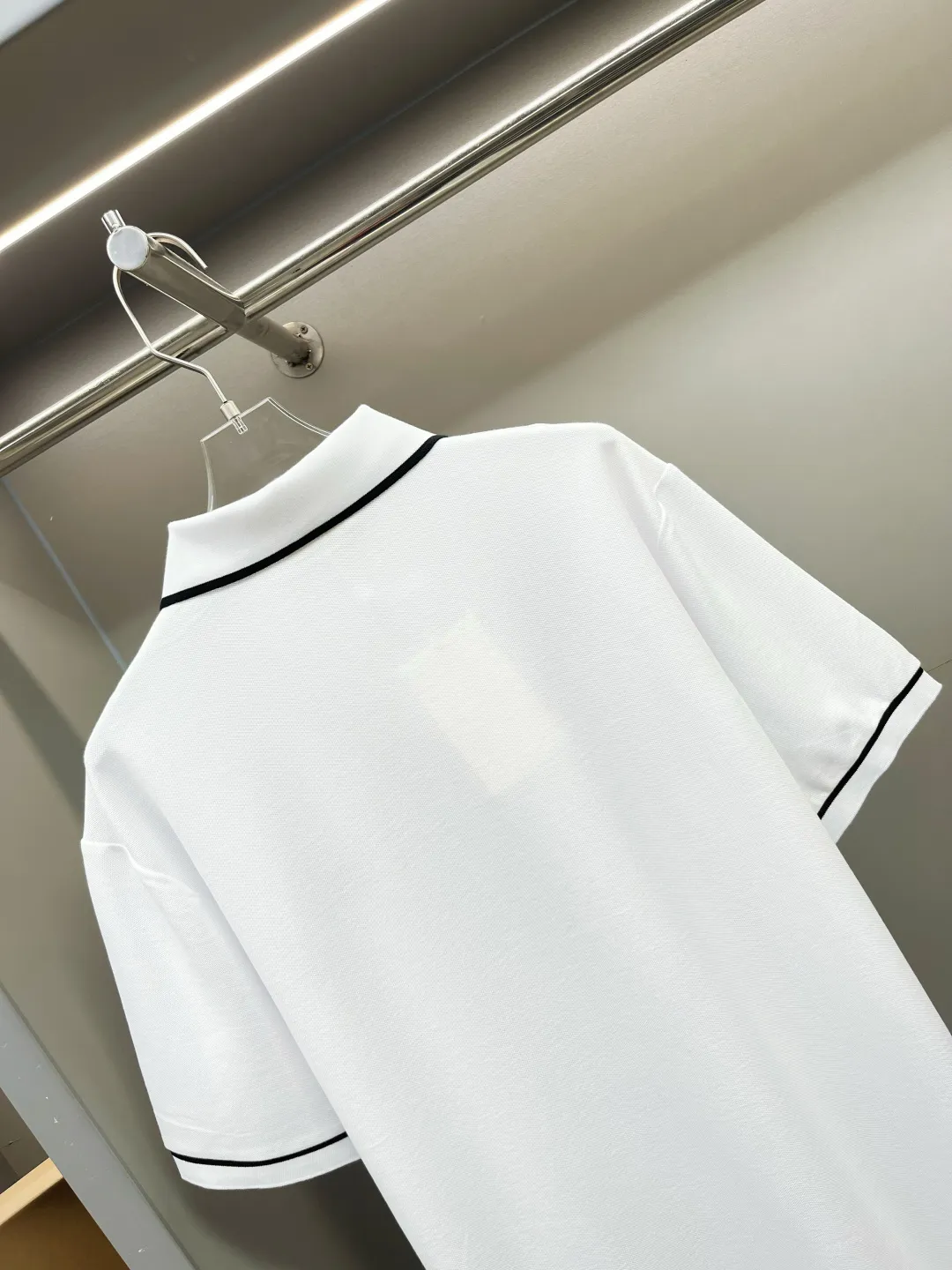 🅿️220 CELINE Celine Arc de Triomphe embroidered new Polo shirt. Original fabric. Official same style. Made of 210g pure cotton pique fabric, customized in the same vat dyeing fabric. Very comfortable and smooth to the touch. Very wide and stylish. Produced by a first-line brand OEM factory. Imported Behringer embroidery machine. The embroidery is full and textured. The ribs at the collar and mouth are woven with imported yarn. It will not deform after long-term wear. The latest style for spring and summer. Fashionable and individual. Super versatile and good-looking. It is very suitable for both men and women. It is a must-have item for everyone. Color: Black White Size: S-XXL