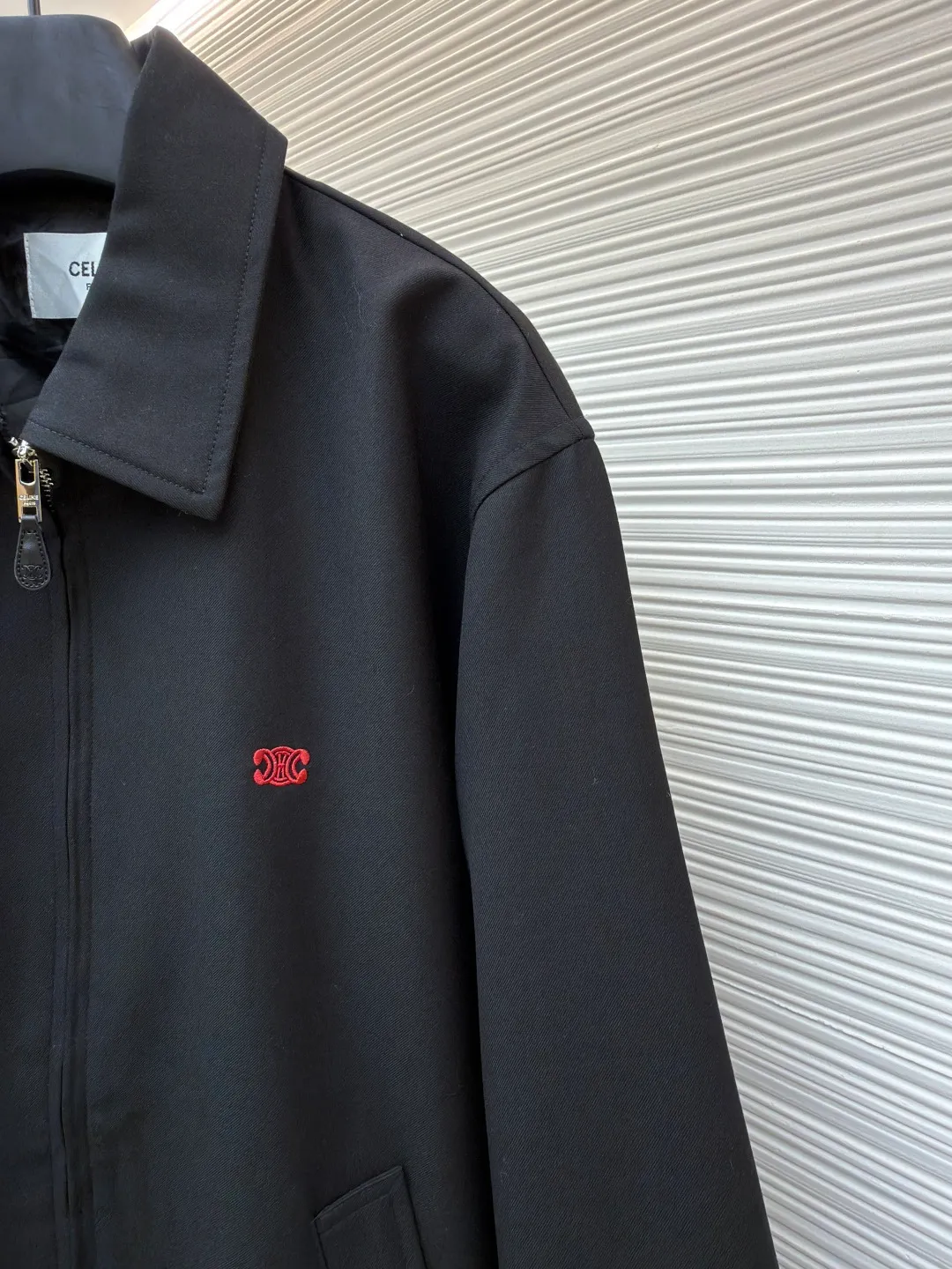 Celine embroidered Arc de Triomphe zipper cadre jacket ●Original version: Purchased and developed for 19500 ●Item number: 1681607-A90 ●Fabric: combed cotton fabric ●Technology: embroidery production ●Color: black ●Version: fitted version ●Weight: about 730 grams ●Size: S-M-L-XL ●Description: Made of 32-count combed cotton fabric, custom-woven with 60% wool content. Double layer composite thickening, weight is about 400 grams. Lined with high-density spun lining. The zipper uses electroplated hardware and bright silver pull bars, and the zipper uses European-style imported zippers, decorated with composite cowhide sliders. The embroidery uses 3D three-dimensional embroidery, and the chest is embellished with Arc de Triomphe embroidery. Add a touch of simple, high-end style. The shirt collar is made of double layer lamination and ironing to make the upper body of the clothes more three-dimensional. The entire garment is made using a special machine. Fabric: 62% wool, 38% cotton Lining: 100% viscose Pocket lining: 100% cotton TRIOMPHE embroidered loose fit shirt collar, 2 slant suit pockets Elastic waistband and cuffs, zipper closure with TRIOMPHE embossed leather zipper pullers. The overall wiring is straight and delicate, the fabric is comfortable and soft, and the color is consistent without color difference. It can be matched with the same style to create a fashionable look and control various occasions. Customized accessories, complete with three standards, same style for men and women!