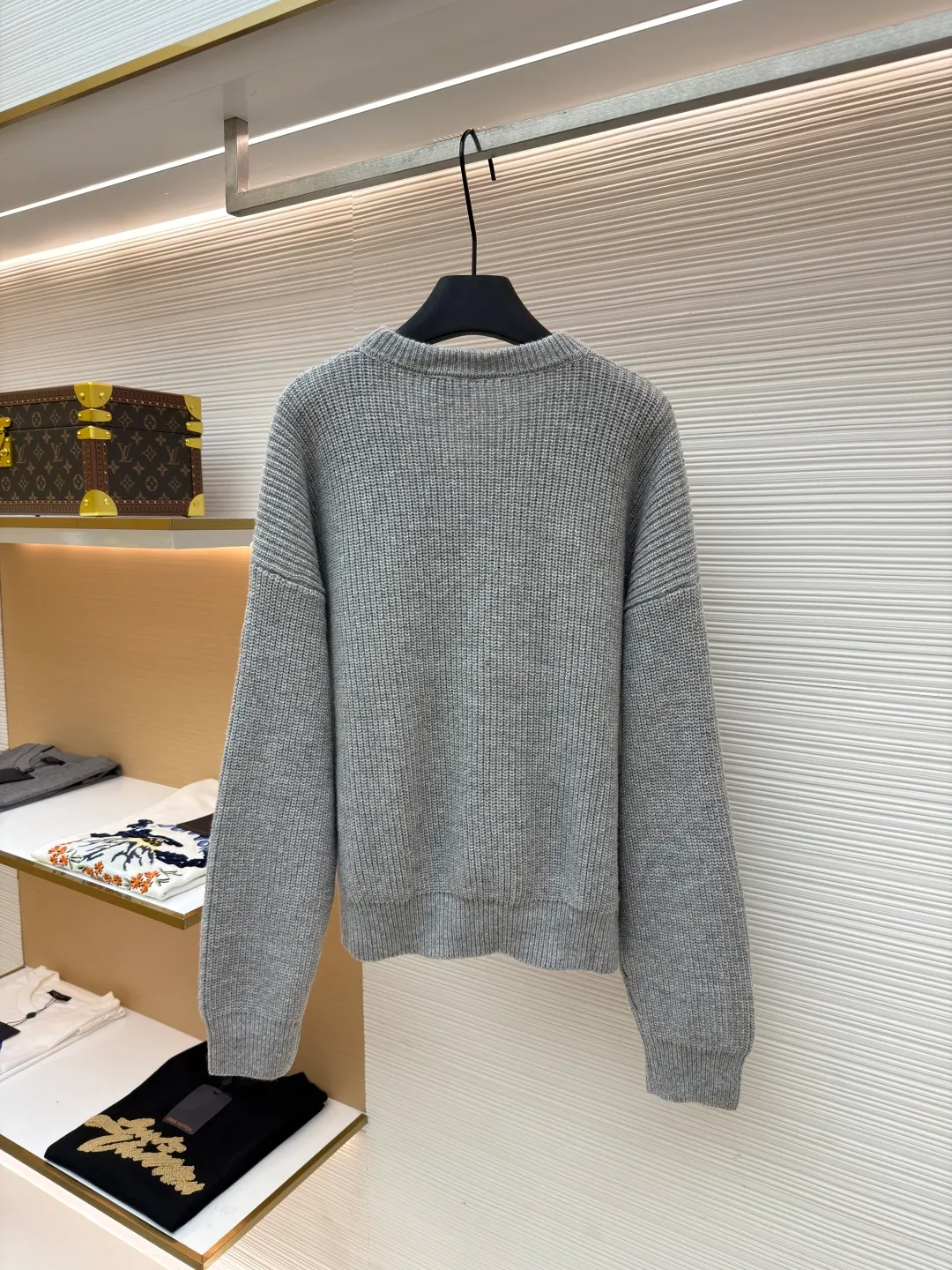 Celine Arc de Triomphe Towel Embroidered Round Neck [Women's Wear] ●Original version: purchased and developed by 8249 ●Item number: 1681212-B50 ●Fabric: wool blended fabric ●Technology: knitted production ●Color: gray ●Version: fitted version ●Weight: about 770 grams ●Size: S-M-L ●Description: Yarn: The yarn is made of the original 16-count single-strand wool in floral gray and navy blue, which is different from the ordinary version of the multi-strand wool blended yarn on the market. The custom-spun yarns are color-matched, and the wool upper body is delicate and soft without scratching the skin. The whole body is woven on a German Stoll positive 5-needle flat machine. The organization process of ingot needles makes the upper body of the whole garment three-dimensional and stylish. All the large pieces were integrated through a looping machine, washed and ironed, then disassembled for embroidery and then stitched and ironed. The process was extremely complicated and had a long production cycle. The large Arc de Triomphe logo on the chest was embroidered with towels, and the base plate was dyed with felt felt to match the color. Then a special embroidery machine was used to embroider the off-white yarn with towel embroidery. After laser positioning and cutting, the embroidered logo was finally formed. The overall wiring is straight and delicate, the fabric is comfortable and soft, and the color is consistent without color difference. It can be matched with the same style to create a fashionable look and control various occasions. Customized accessories, complete with three standards, same style for men and women!
