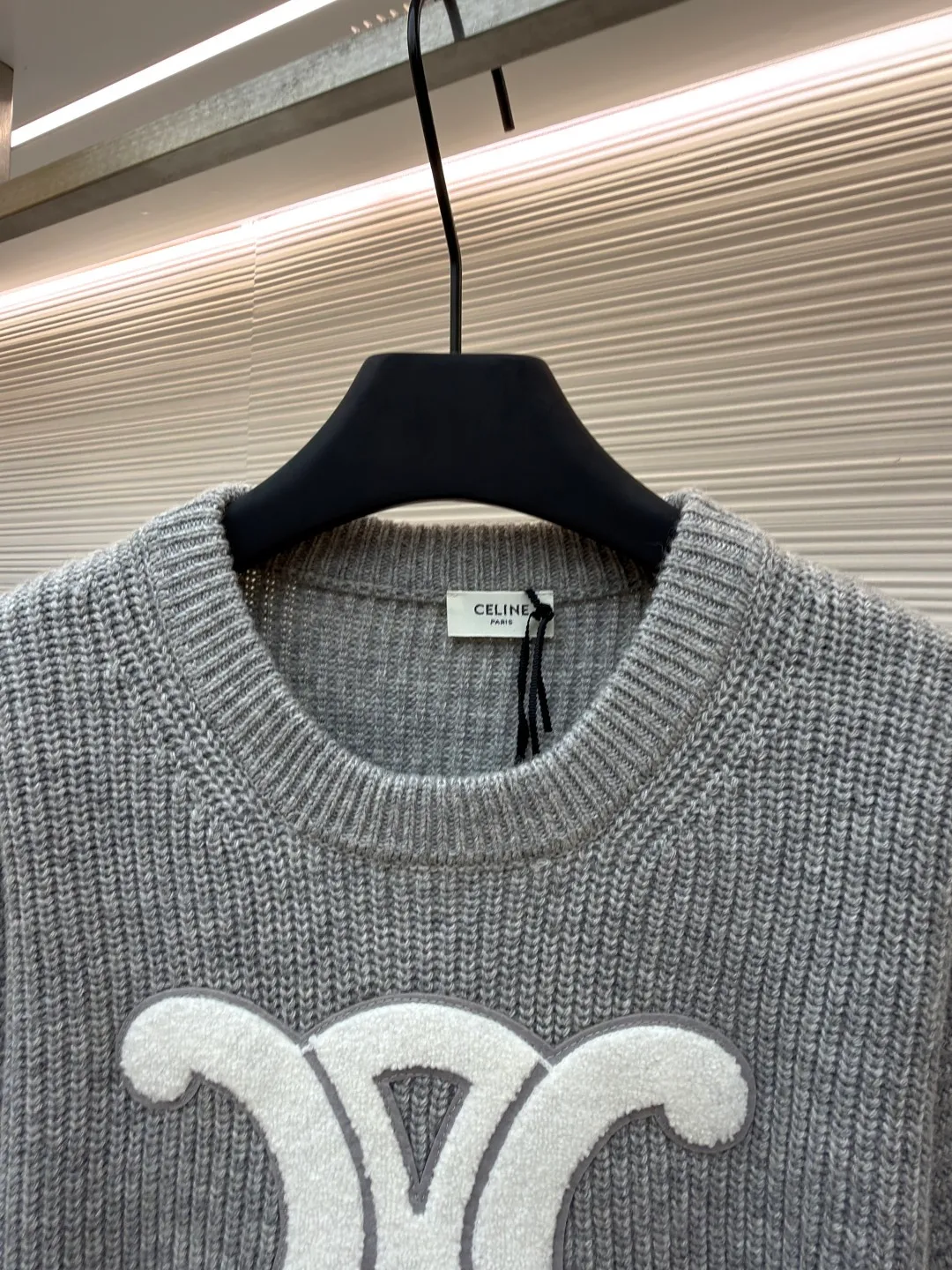 Celine Arc de Triomphe Towel Embroidered Round Neck [Women's Wear] ●Original version: purchased and developed by 8249 ●Item number: 1681212-B50 ●Fabric: wool blended fabric ●Technology: knitted production ●Color: gray ●Version: fitted version ●Weight: about 770 grams ●Size: S-M-L ●Description: Yarn: The yarn is made of the original 16-count single-strand wool in floral gray and navy blue, which is different from the ordinary version of the multi-strand wool blended yarn on the market. The custom-spun yarns are color-matched, and the wool upper body is delicate and soft without scratching the skin. The whole body is woven on a German Stoll positive 5-needle flat machine. The organization process of ingot needles makes the upper body of the whole garment three-dimensional and stylish. All the large pieces were integrated through a looping machine, washed and ironed, then disassembled for embroidery and then stitched and ironed. The process was extremely complicated and had a long production cycle. The large Arc de Triomphe logo on the chest was embroidered with towels, and the base plate was dyed with felt felt to match the color. Then a special embroidery machine was used to embroider the off-white yarn with towel embroidery. After laser positioning and cutting, the embroidered logo was finally formed. The overall wiring is straight and delicate, the fabric is comfortable and soft, and the color is consistent without color difference. It can be matched with the same style to create a fashionable look and control various occasions. Customized accessories, complete with three standards, same style for men and women!