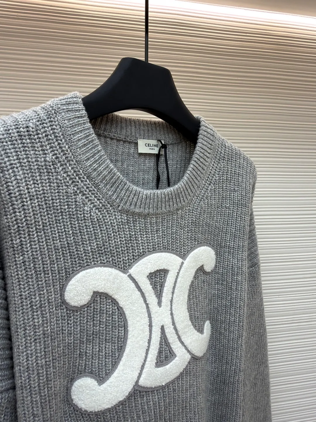 Celine Arc de Triomphe Towel Embroidered Round Neck [Women's Wear] ●Original version: purchased and developed by 8249 ●Item number: 1681212-B50 ●Fabric: wool blended fabric ●Technology: knitted production ●Color: gray ●Version: fitted version ●Weight: about 770 grams ●Size: S-M-L ●Description: Yarn: The yarn is made of the original 16-count single-strand wool in floral gray and navy blue, which is different from the ordinary version of the multi-strand wool blended yarn on the market. The custom-spun yarns are color-matched, and the wool upper body is delicate and soft without scratching the skin. The whole body is woven on a German Stoll positive 5-needle flat machine. The organization process of ingot needles makes the upper body of the whole garment three-dimensional and stylish. All the large pieces were integrated through a looping machine, washed and ironed, then disassembled for embroidery and then stitched and ironed. The process was extremely complicated and had a long production cycle. The large Arc de Triomphe logo on the chest was embroidered with towels, and the base plate was dyed with felt felt to match the color. Then a special embroidery machine was used to embroider the off-white yarn with towel embroidery. After laser positioning and cutting, the embroidered logo was finally formed. The overall wiring is straight and delicate, the fabric is comfortable and soft, and the color is consistent without color difference. It can be matched with the same style to create a fashionable look and control various occasions. Customized accessories, complete with three standards, same style for men and women!
