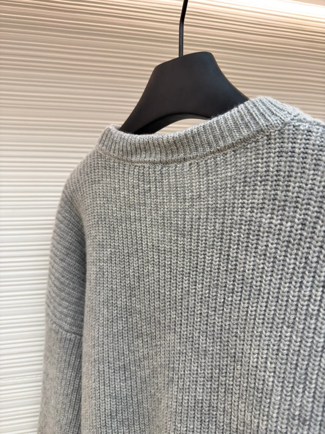 Celine Arc de Triomphe Towel Embroidered Round Neck [Women's Wear] ●Original version: purchased and developed by 8249 ●Item number: 1681212-B50 ●Fabric: wool blended fabric ●Technology: knitted production ●Color: gray ●Version: fitted version ●Weight: about 770 grams ●Size: S-M-L ●Description: Yarn: The yarn is made of the original 16-count single-strand wool in floral gray and navy blue, which is different from the ordinary version of the multi-strand wool blended yarn on the market. The custom-spun yarns are color-matched, and the wool upper body is delicate and soft without scratching the skin. The whole body is woven on a German Stoll positive 5-needle flat machine. The organization process of ingot needles makes the upper body of the whole garment three-dimensional and stylish. All the large pieces were integrated through a looping machine, washed and ironed, then disassembled for embroidery and then stitched and ironed. The process was extremely complicated and had a long production cycle. The large Arc de Triomphe logo on the chest was embroidered with towels, and the base plate was dyed with felt felt to match the color. Then a special embroidery machine was used to embroider the off-white yarn with towel embroidery. After laser positioning and cutting, the embroidered logo was finally formed. The overall wiring is straight and delicate, the fabric is comfortable and soft, and the color is consistent without color difference. It can be matched with the same style to create a fashionable look and control various occasions. Customized accessories, complete with three standards, same style for men and women!