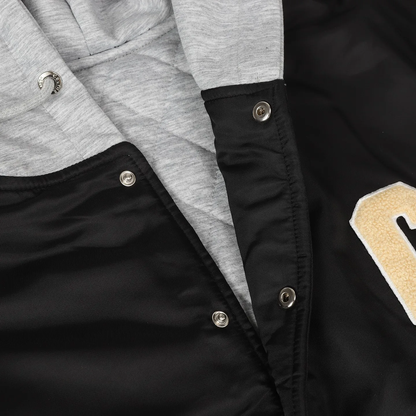 🅿️520 Celine 23FW hooded baseball jacket cotton jacket, originally purchased for 15,800, double fabric splicing: the outer black is satin technical fabric, the front and back panels are customized with towel embroidery, the letters are laser cut first, and made using an imported Tajima embroidery machine. The hood and lining are made of 100% cotton fabric, with a thin cotton lining, two-color thread custom-woven yarn, thread weaving on a flat knitting machine, and processed by a first-line factory. You can compare the quality at will. The style is the same for men and women. It is a treasured Hedi masterpiece that is worth collecting. It is different from the white thread version on the market. size: XS S M L