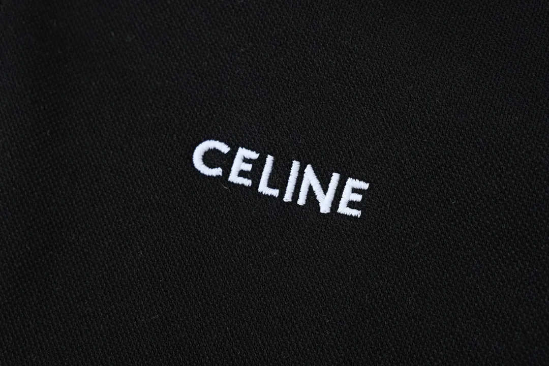 🅿️210 CE new style embroidered letter polo short sleeves Spring and summer new high-quality mesh piqué cotton basic lapel short Tee, classic brand Logo fashionable casual short-sleeved Polo shirt for men and women! The trading company channel is available, and it is sold simultaneously on the official website! It can best show professional style and jointly perform high-end fashion! The must-have Polo item in the summer wardrobe can find a balance between T-shirts and shirts, and can also show everyone's hard work and streamlined appearance! The fabrics are selected from custom-made and dyed piqué mesh cotton, which is breathable to wear. It is comfortable and not stuffy! It retains the minimalist style design, with striped contrasting lapel and sleeve details, as well as a simple small logo on the chest, which is three-dimensional and full. The fineness of the embroidery can be felt by looking at the embroidery stitches. It is low-key and classy, and is very suitable for professional wear! The slightly loose tailoring prevents the body from being too dry and tight when worn. It can be better integrated into daily casual wear, becoming a versatile style that can be used for business casual! Size: XS S M L