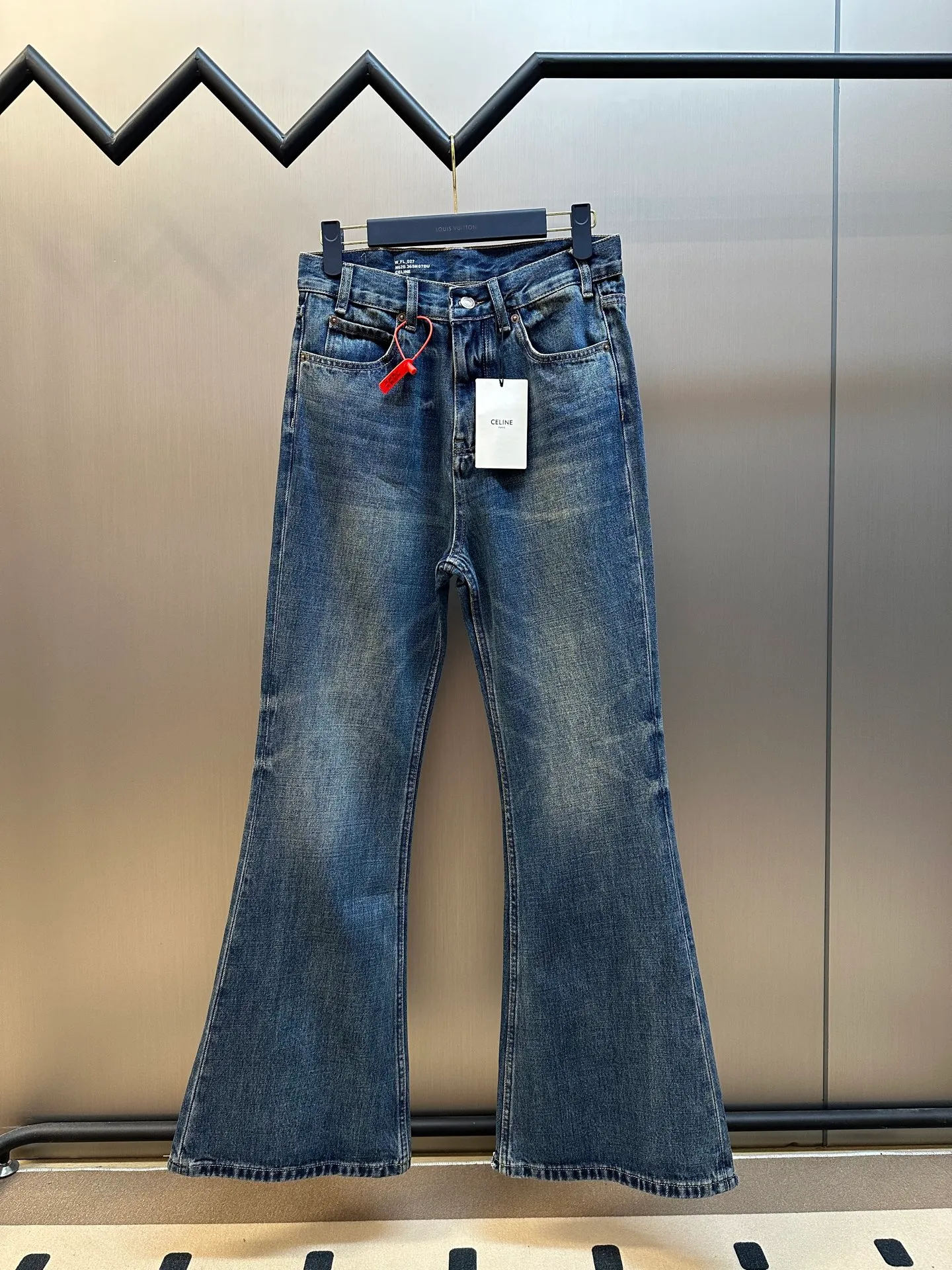 🅿️570 Celine washed bootcut jeans, custom-made with premium textured bias-cut 100% cotton cow silk fabric, classic blue tone intertwined with gradient matte white, perfectly fit the body shape, showing charming curves when walking.  The whisker rubbing technique is combined with the whisker gun painting technique. Manual rubbing is performed on specific areas first to achieve a natural wrinkle effect, and then specific tools are used to draw the whisker-shaped texture to create a full visual effect.  The heavy washing and whitening process uses physical and chemical means to perform multiple deep treatments on the denim fabric to give the surface of the clothing a dark effect. The denim fabric is then machine-polished to produce a wear effect on the surface of the clothing. The holes are exposed using the rotten edge hanging technology, which uses physical wear and friction on the edges to achieve a natural rotten edge effect. The combination of high-temperature steam and sandpaper removes fiber hairiness and color difference, giving the jeans a unique hole and wear effect. size:28.29.30.31