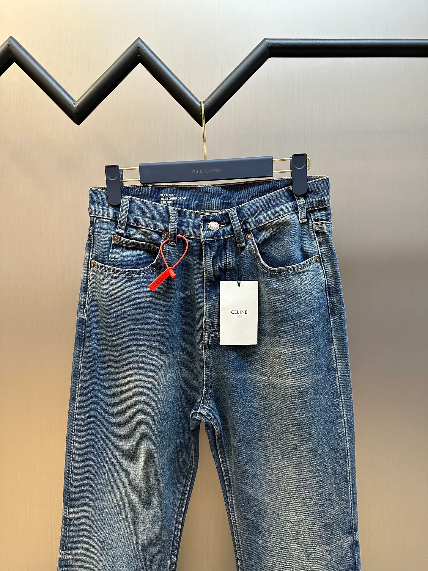 🅿️570 Celine washed bootcut jeans, custom-made with premium textured bias-cut 100% cotton cow silk fabric, classic blue tone intertwined with gradient matte white, perfectly fit the body shape, showing charming curves when walking.  The whisker rubbing technique is combined with the whisker gun painting technique. Manual rubbing is performed on specific areas first to achieve a natural wrinkle effect, and then specific tools are used to draw the whisker-shaped texture to create a full visual effect.  The heavy washing and whitening process uses physical and chemical means to perform multiple deep treatments on the denim fabric to give the surface of the clothing a dark effect. The denim fabric is then machine-polished to produce a wear effect on the surface of the clothing. The holes are exposed using the rotten edge hanging technology, which uses physical wear and friction on the edges to achieve a natural rotten edge effect. The combination of high-temperature steam and sandpaper removes fiber hairiness and color difference, giving the jeans a unique hole and wear effect. size:28.29.30.31