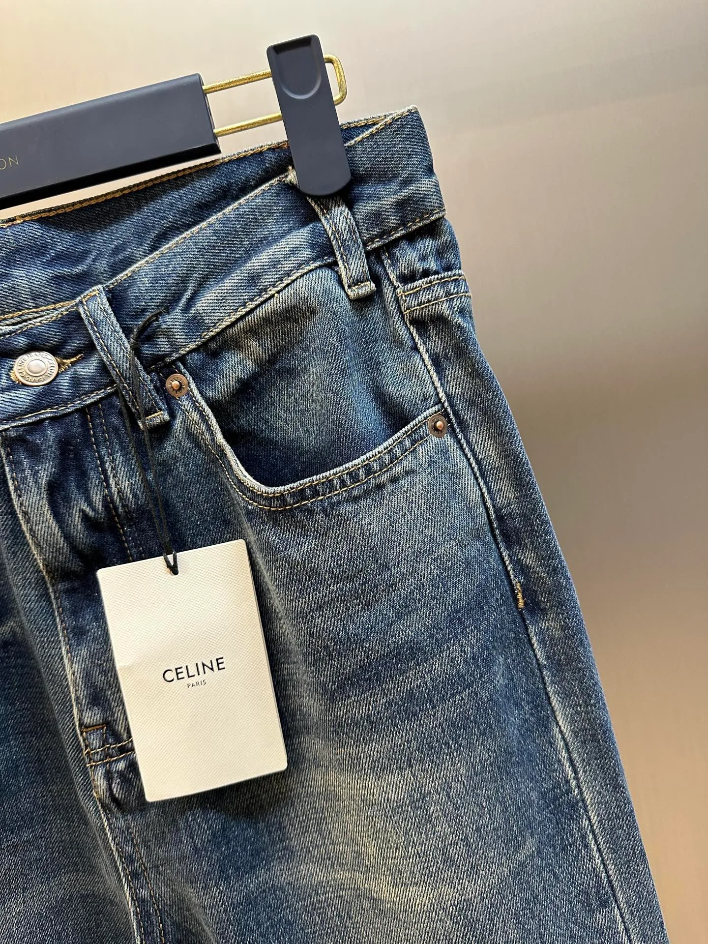 🅿️570 Celine washed bootcut jeans, custom-made with premium textured bias-cut 100% cotton cow silk fabric, classic blue tone intertwined with gradient matte white, perfectly fit the body shape, showing charming curves when walking.  The whisker rubbing technique is combined with the whisker gun painting technique. Manual rubbing is performed on specific areas first to achieve a natural wrinkle effect, and then specific tools are used to draw the whisker-shaped texture to create a full visual effect.  The heavy washing and whitening process uses physical and chemical means to perform multiple deep treatments on the denim fabric to give the surface of the clothing a dark effect. The denim fabric is then machine-polished to produce a wear effect on the surface of the clothing. The holes are exposed using the rotten edge hanging technology, which uses physical wear and friction on the edges to achieve a natural rotten edge effect. The combination of high-temperature steam and sandpaper removes fiber hairiness and color difference, giving the jeans a unique hole and wear effect. size:28.29.30.31