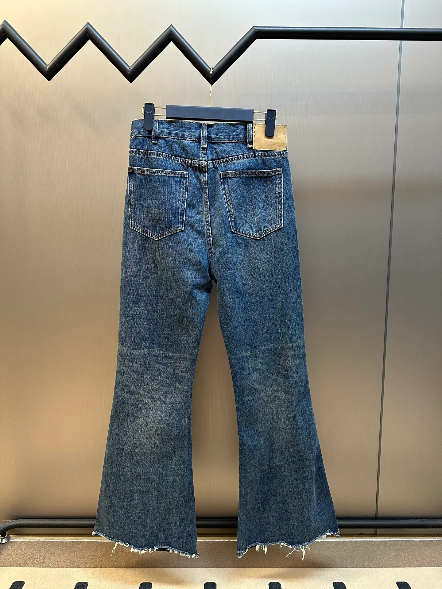 🅿️570 Celine washed bootcut jeans, custom-made with premium textured bias-cut 100% cotton cow silk fabric, classic blue tone intertwined with gradient matte white, perfectly fit the body shape, showing charming curves when walking.  The whisker rubbing technique is combined with the whisker gun painting technique. Manual rubbing is performed on specific areas first to achieve a natural wrinkle effect, and then specific tools are used to draw the whisker-shaped texture to create a full visual effect.  The heavy washing and whitening process uses physical and chemical means to perform multiple deep treatments on the denim fabric to give the surface of the clothing a dark effect. The denim fabric is then machine-polished to produce a wear effect on the surface of the clothing. The holes are exposed using the rotten edge hanging technology, which uses physical wear and friction on the edges to achieve a natural rotten edge effect. The combination of high-temperature steam and sandpaper removes fiber hairiness and color difference, giving the jeans a unique hole and wear effect. size:28.29.30.31