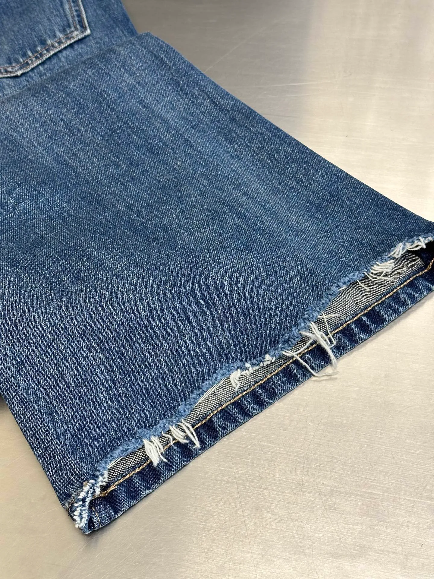 🅿️570 Celine washed bootcut jeans, custom-made with premium textured bias-cut 100% cotton cow silk fabric, classic blue tone intertwined with gradient matte white, perfectly fit the body shape, showing charming curves when walking.  The whisker rubbing technique is combined with the whisker gun painting technique. Manual rubbing is performed on specific areas first to achieve a natural wrinkle effect, and then specific tools are used to draw the whisker-shaped texture to create a full visual effect.  The heavy washing and whitening process uses physical and chemical means to perform multiple deep treatments on the denim fabric to give the surface of the clothing a dark effect. The denim fabric is then machine-polished to produce a wear effect on the surface of the clothing. The holes are exposed using the rotten edge hanging technology, which uses physical wear and friction on the edges to achieve a natural rotten edge effect. The combination of high-temperature steam and sandpaper removes fiber hairiness and color difference, giving the jeans a unique hole and wear effect. size:28.29.30.31
