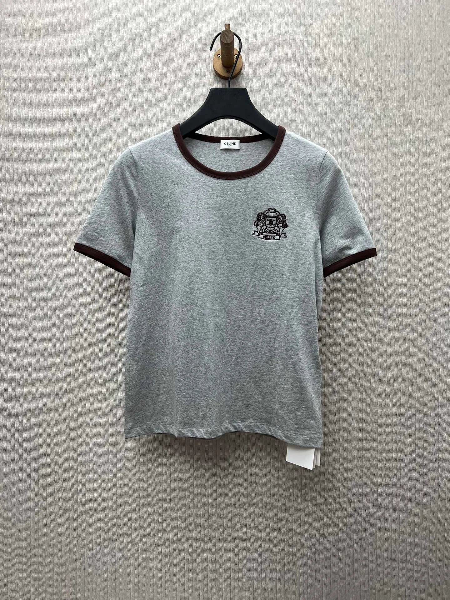 🅿️240 Celine 25ss new 70s style badge T-shirt, 100% cotton CELINE badge embroidery, classic fit round neck short sleeves, contrasting ribbed trim, made in Portugal. Size: S.M.L.