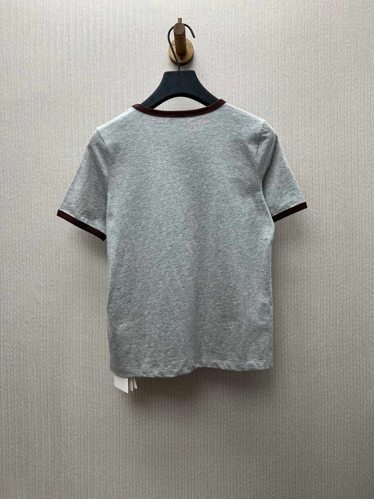 🅿️240 Celine 25ss new 70s style badge T-shirt, 100% cotton CELINE badge embroidery, classic fit round neck short sleeves, contrasting ribbed trim, made in Portugal. Size: S.M.L.