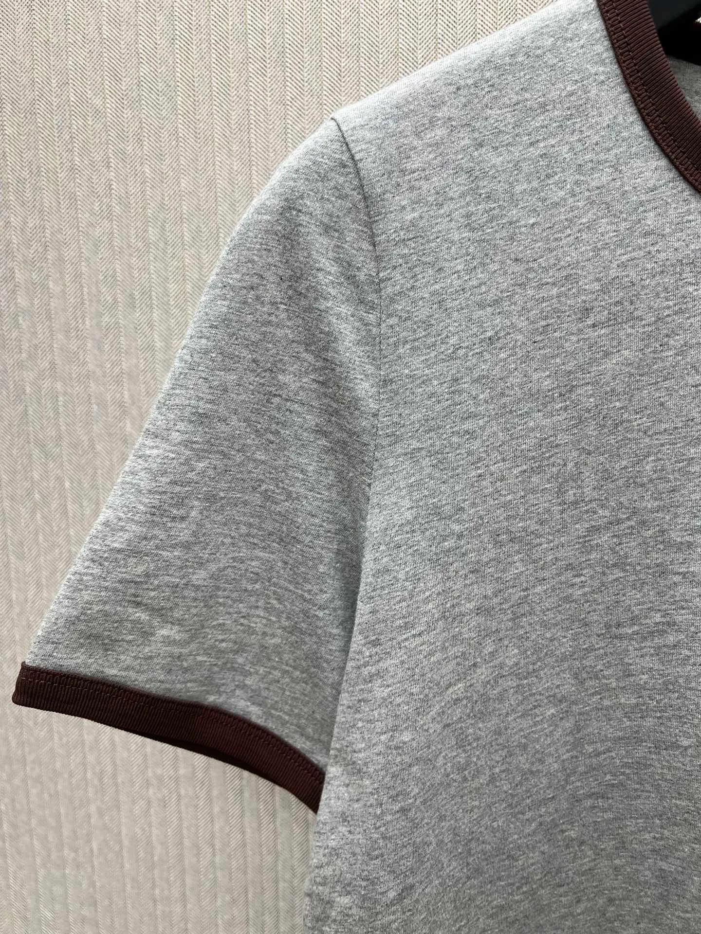 🅿️240 Celine 25ss new 70s style badge T-shirt, 100% cotton CELINE badge embroidery, classic fit round neck short sleeves, contrasting ribbed trim, made in Portugal. Size: S.M.L.