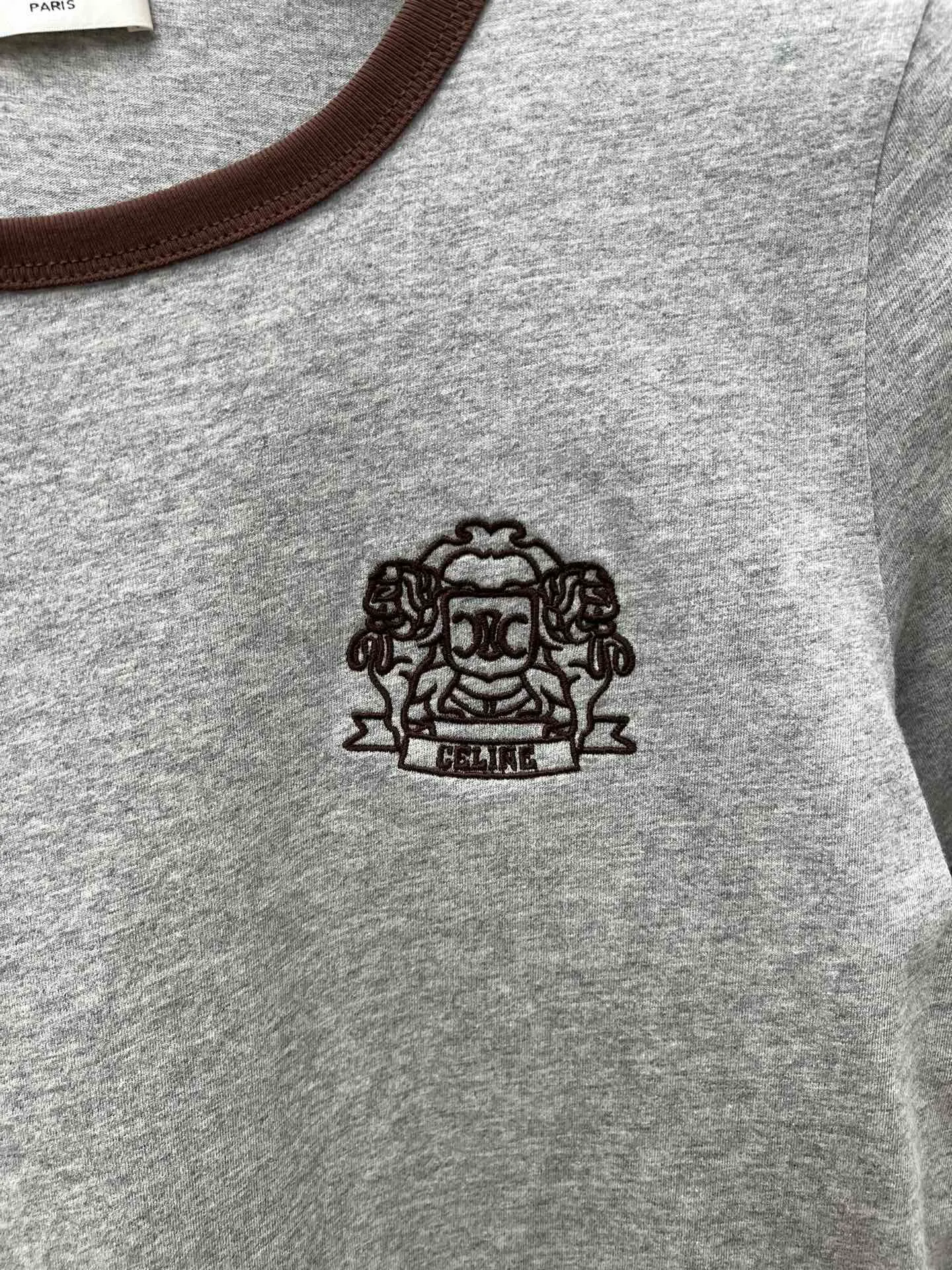🅿️240 Celine 25ss new 70s style badge T-shirt, 100% cotton CELINE badge embroidery, classic fit round neck short sleeves, contrasting ribbed trim, made in Portugal. Size: S.M.L.