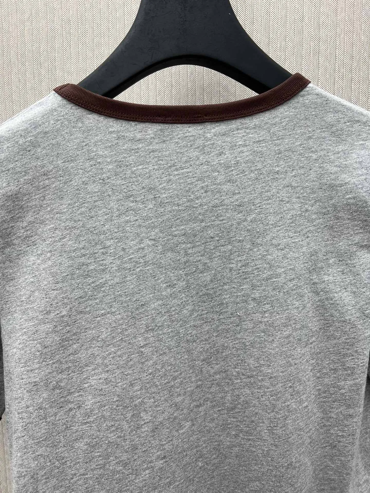 🅿️240 Celine 25ss new 70s style badge T-shirt, 100% cotton CELINE badge embroidery, classic fit round neck short sleeves, contrasting ribbed trim, made in Portugal. Size: S.M.L.