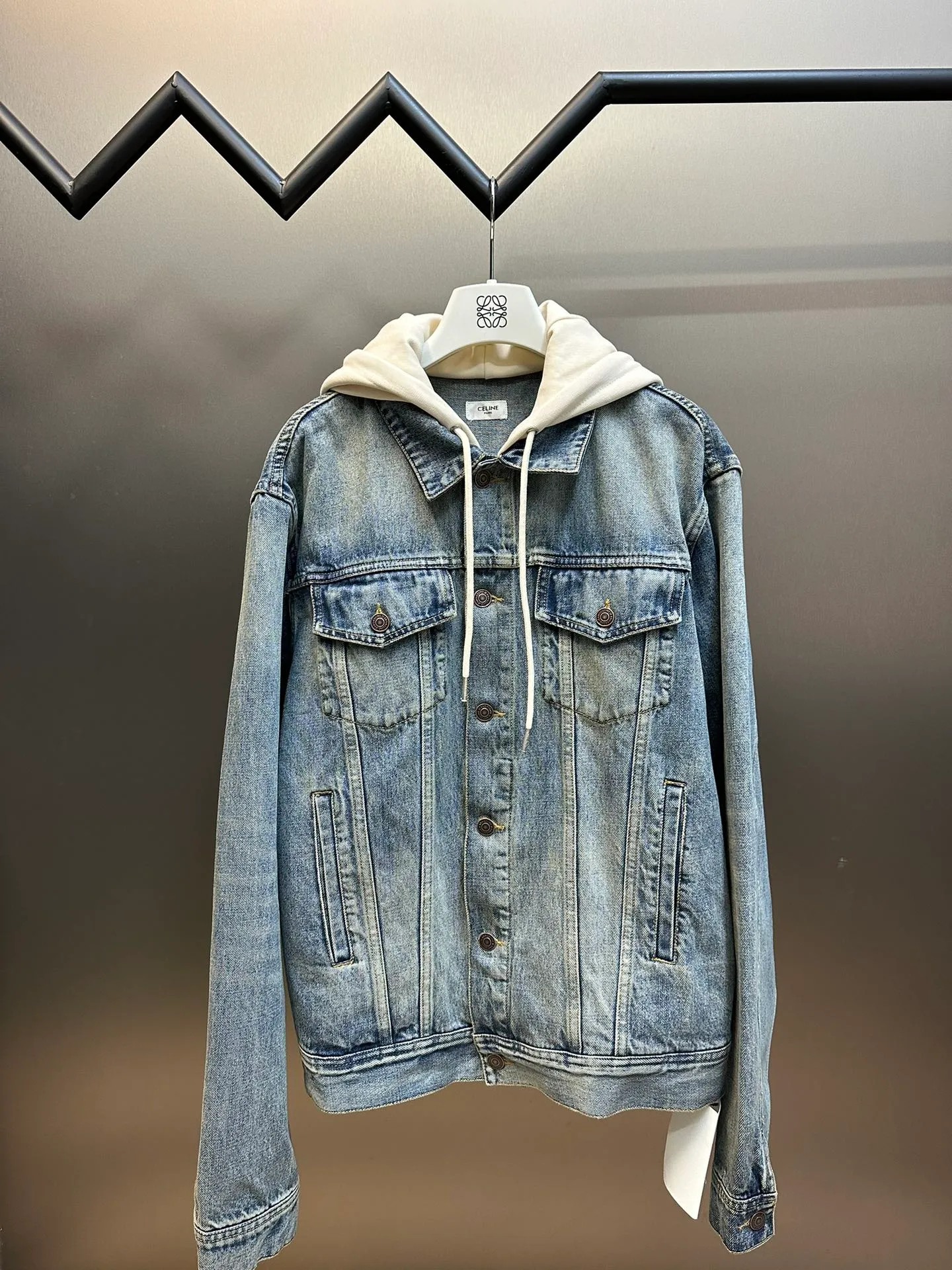 🅿️560 Celine letter print hooded denim jacket is made of 100% pure cotton fabric. Cotton fiber has good hygroscopicity. Under normal circumstances, the fiber can absorb moisture from the surrounding atmosphere. Its moisture content is 8-10%, so it makes people feel soft but not stiff when it contacts human skin. The classic style design that breaks the tradition is presented in a new way of splicing. It uses the most classic and fashionable washed denim color to splice sweatshirts and hoods, and combines the good silhouette tailoring skills to make everything more attractive!  size：s m l xl