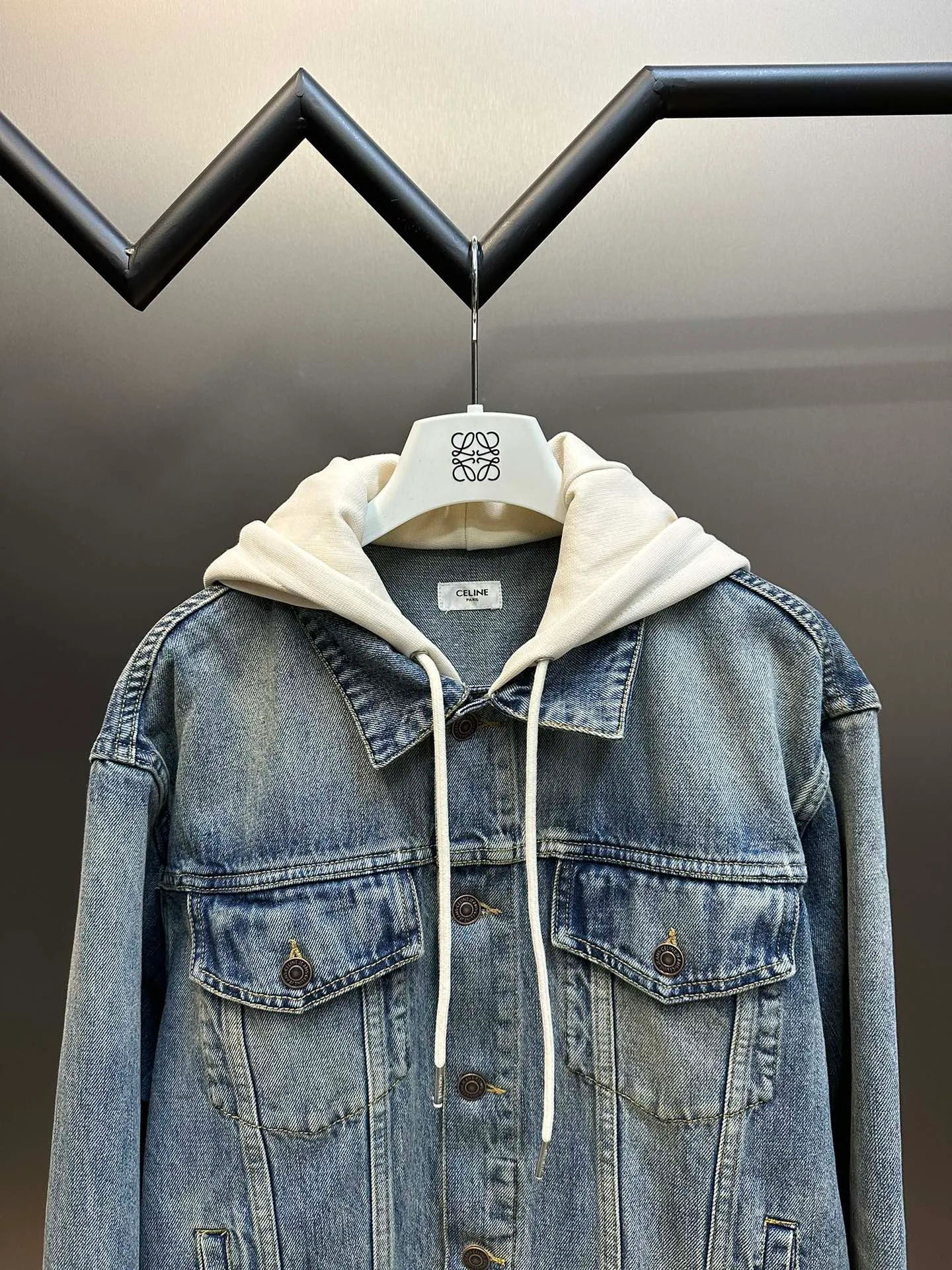 🅿️560 Celine letter print hooded denim jacket is made of 100% pure cotton fabric. Cotton fiber has good hygroscopicity. Under normal circumstances, the fiber can absorb moisture from the surrounding atmosphere. Its moisture content is 8-10%, so it makes people feel soft but not stiff when it contacts human skin. The classic style design that breaks the tradition is presented in a new way of splicing. It uses the most classic and fashionable washed denim color to splice sweatshirts and hoods, and combines the good silhouette tailoring skills to make everything more attractive!  size：s m l xl