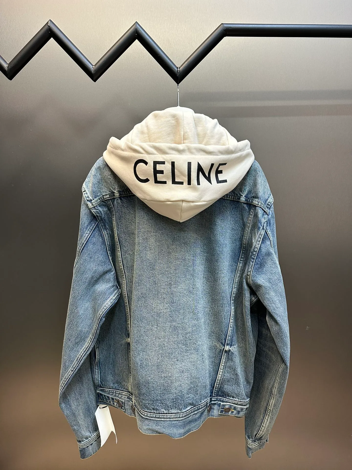 🅿️560 Celine letter print hooded denim jacket is made of 100% pure cotton fabric. Cotton fiber has good hygroscopicity. Under normal circumstances, the fiber can absorb moisture from the surrounding atmosphere. Its moisture content is 8-10%, so it makes people feel soft but not stiff when it contacts human skin. The classic style design that breaks the tradition is presented in a new way of splicing. It uses the most classic and fashionable washed denim color to splice sweatshirts and hoods, and combines the good silhouette tailoring skills to make everything more attractive!  size：s m l xl