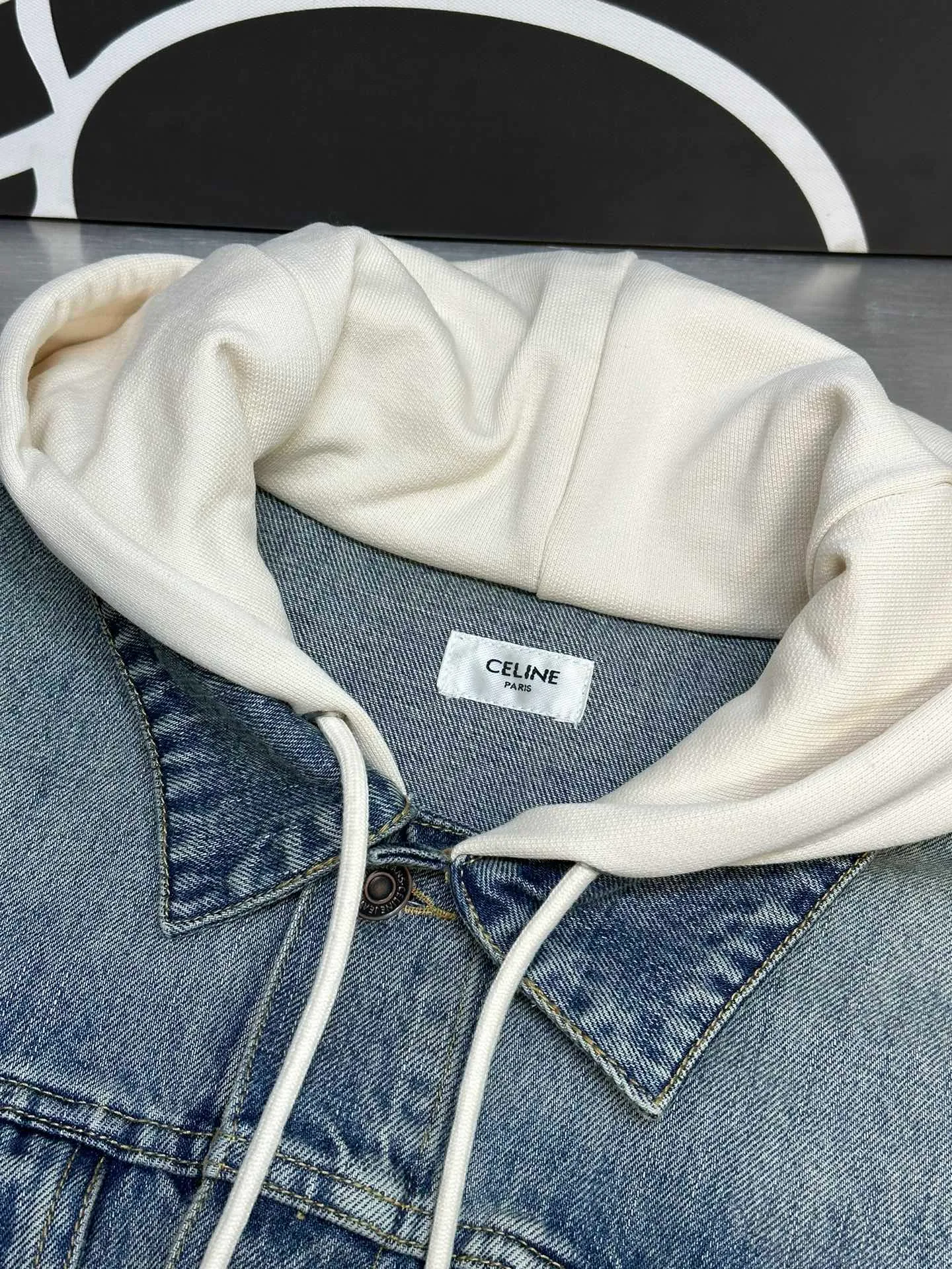 🅿️560 Celine letter print hooded denim jacket is made of 100% pure cotton fabric. Cotton fiber has good hygroscopicity. Under normal circumstances, the fiber can absorb moisture from the surrounding atmosphere. Its moisture content is 8-10%, so it makes people feel soft but not stiff when it contacts human skin. The classic style design that breaks the tradition is presented in a new way of splicing. It uses the most classic and fashionable washed denim color to splice sweatshirts and hoods, and combines the good silhouette tailoring skills to make everything more attractive!  size：s m l xl