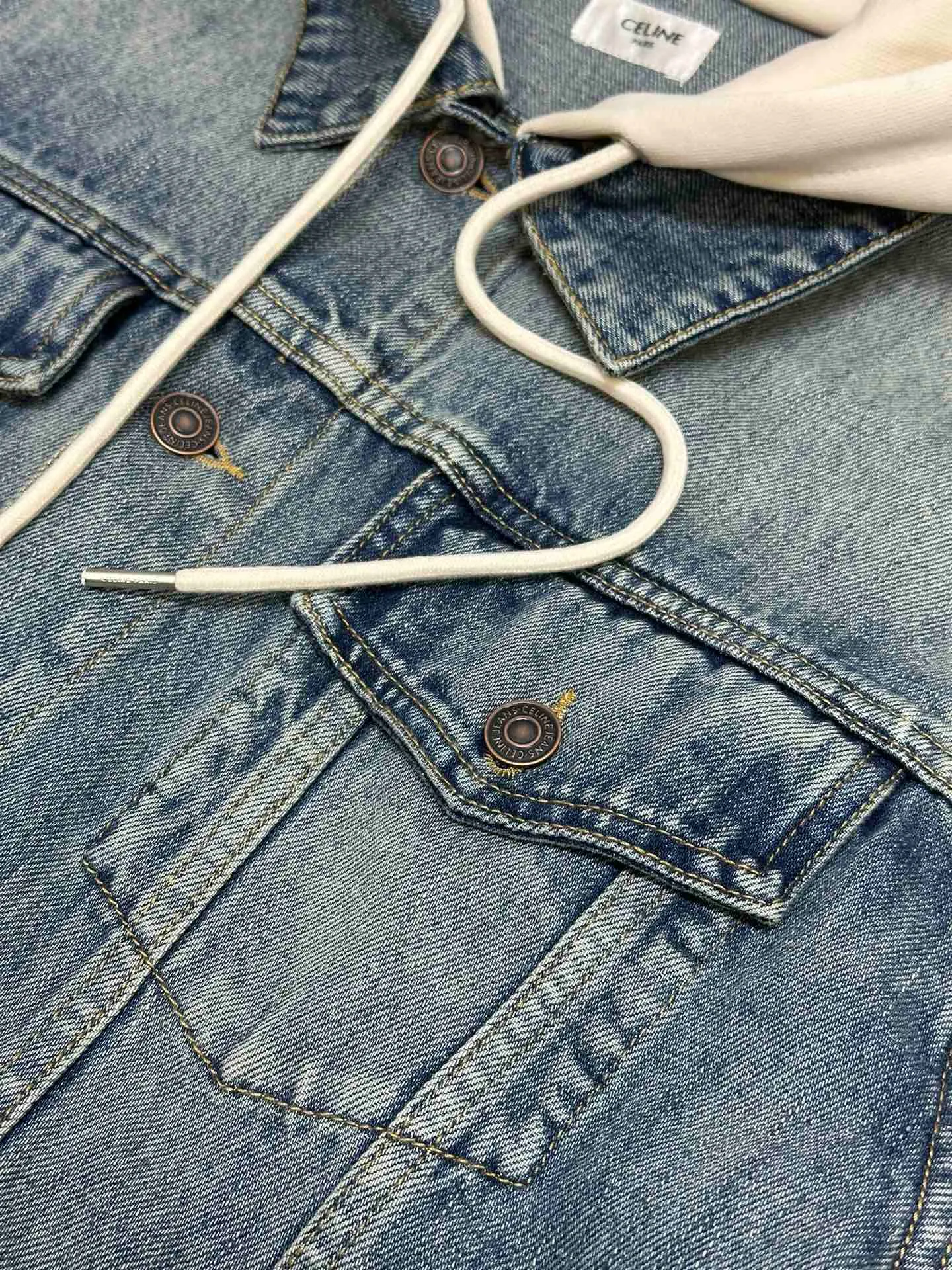 🅿️560 Celine letter print hooded denim jacket is made of 100% pure cotton fabric. Cotton fiber has good hygroscopicity. Under normal circumstances, the fiber can absorb moisture from the surrounding atmosphere. Its moisture content is 8-10%, so it makes people feel soft but not stiff when it contacts human skin. The classic style design that breaks the tradition is presented in a new way of splicing. It uses the most classic and fashionable washed denim color to splice sweatshirts and hoods, and combines the good silhouette tailoring skills to make everything more attractive!  size：s m l xl