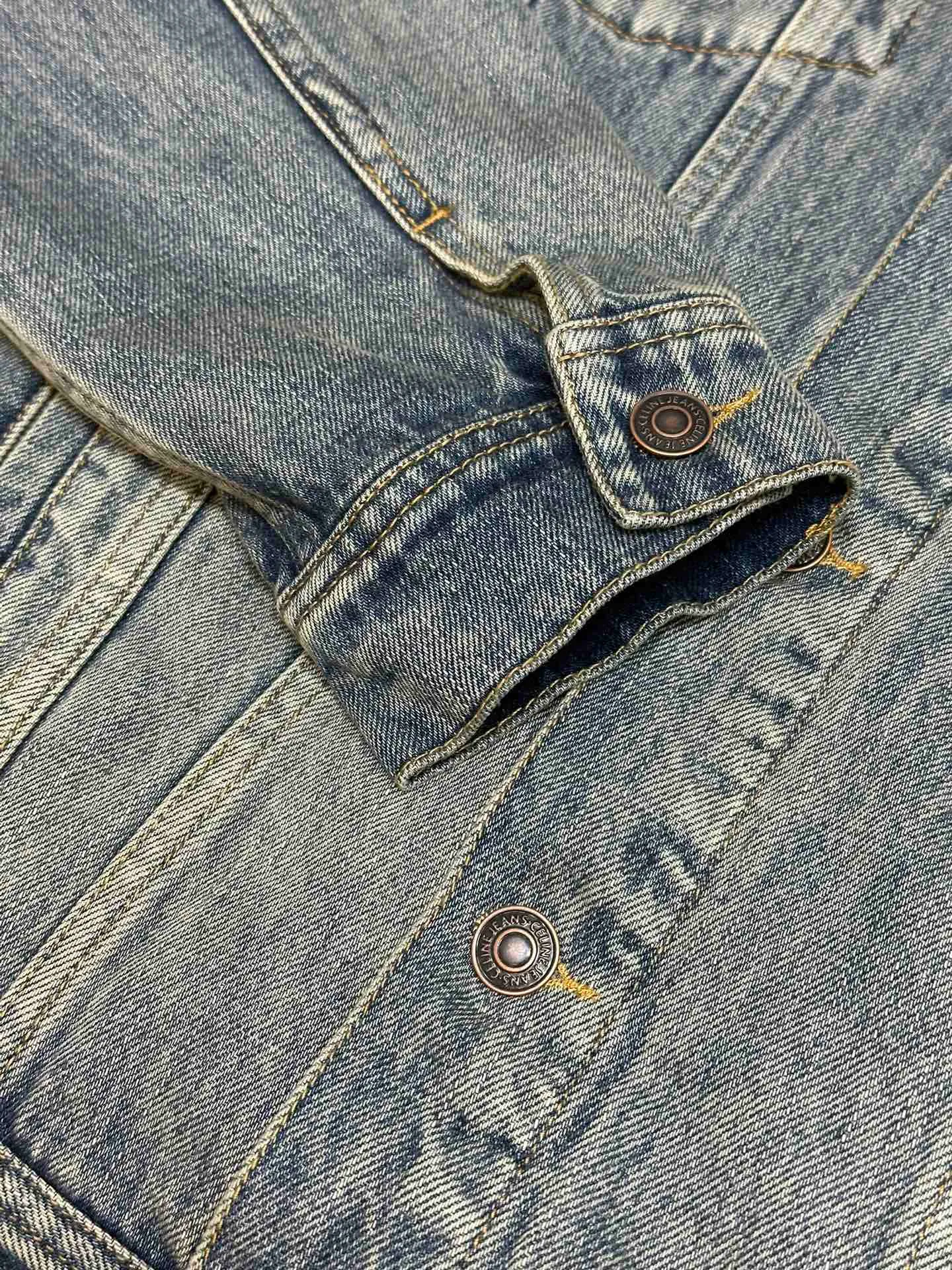 🅿️560 Celine letter print hooded denim jacket is made of 100% pure cotton fabric. Cotton fiber has good hygroscopicity. Under normal circumstances, the fiber can absorb moisture from the surrounding atmosphere. Its moisture content is 8-10%, so it makes people feel soft but not stiff when it contacts human skin. The classic style design that breaks the tradition is presented in a new way of splicing. It uses the most classic and fashionable washed denim color to splice sweatshirts and hoods, and combines the good silhouette tailoring skills to make everything more attractive!  size：s m l xl