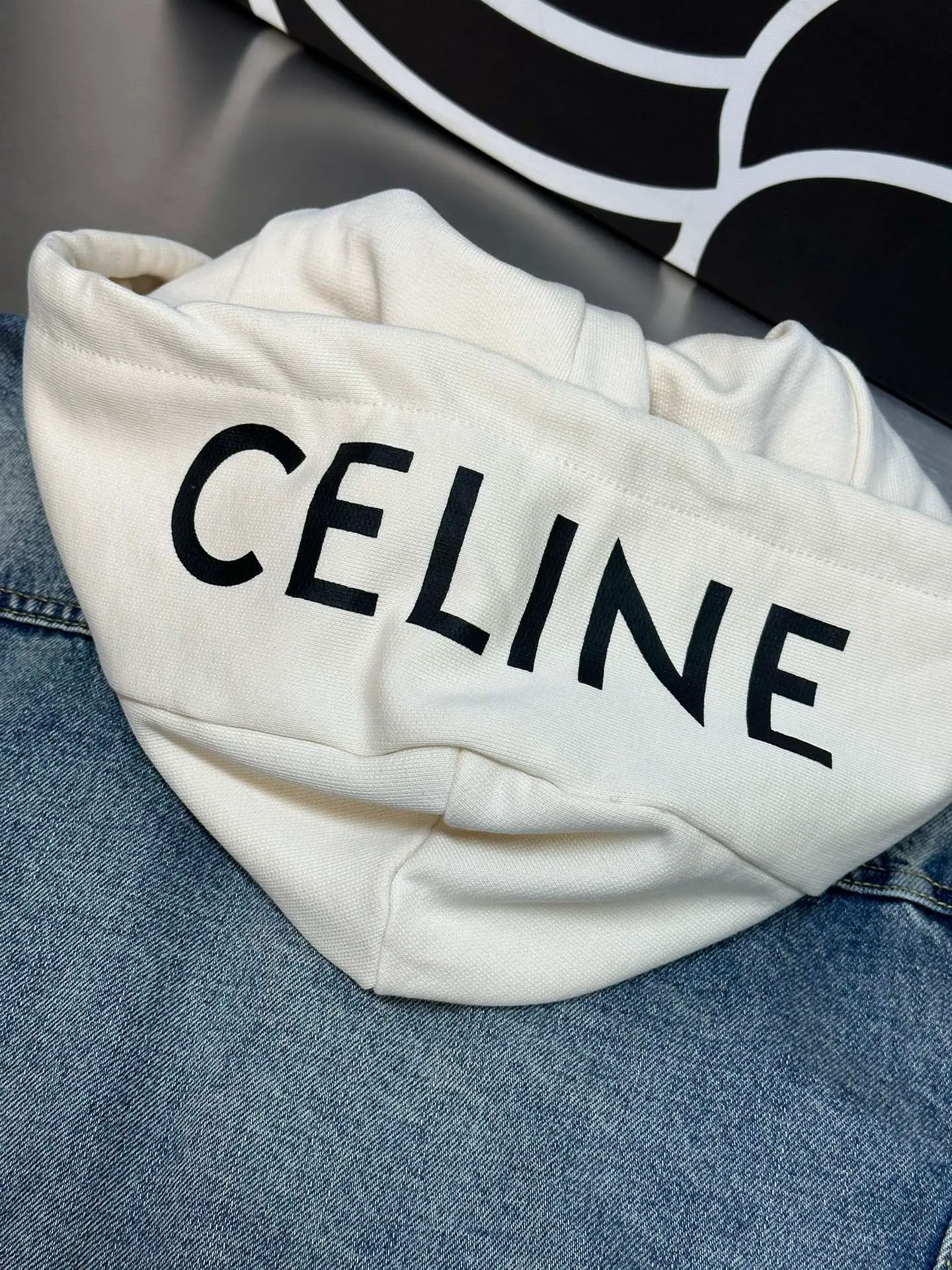 🅿️560 Celine letter print hooded denim jacket is made of 100% pure cotton fabric. Cotton fiber has good hygroscopicity. Under normal circumstances, the fiber can absorb moisture from the surrounding atmosphere. Its moisture content is 8-10%, so it makes people feel soft but not stiff when it contacts human skin. The classic style design that breaks the tradition is presented in a new way of splicing. It uses the most classic and fashionable washed denim color to splice sweatshirts and hoods, and combines the good silhouette tailoring skills to make everything more attractive!  size：s m l xl