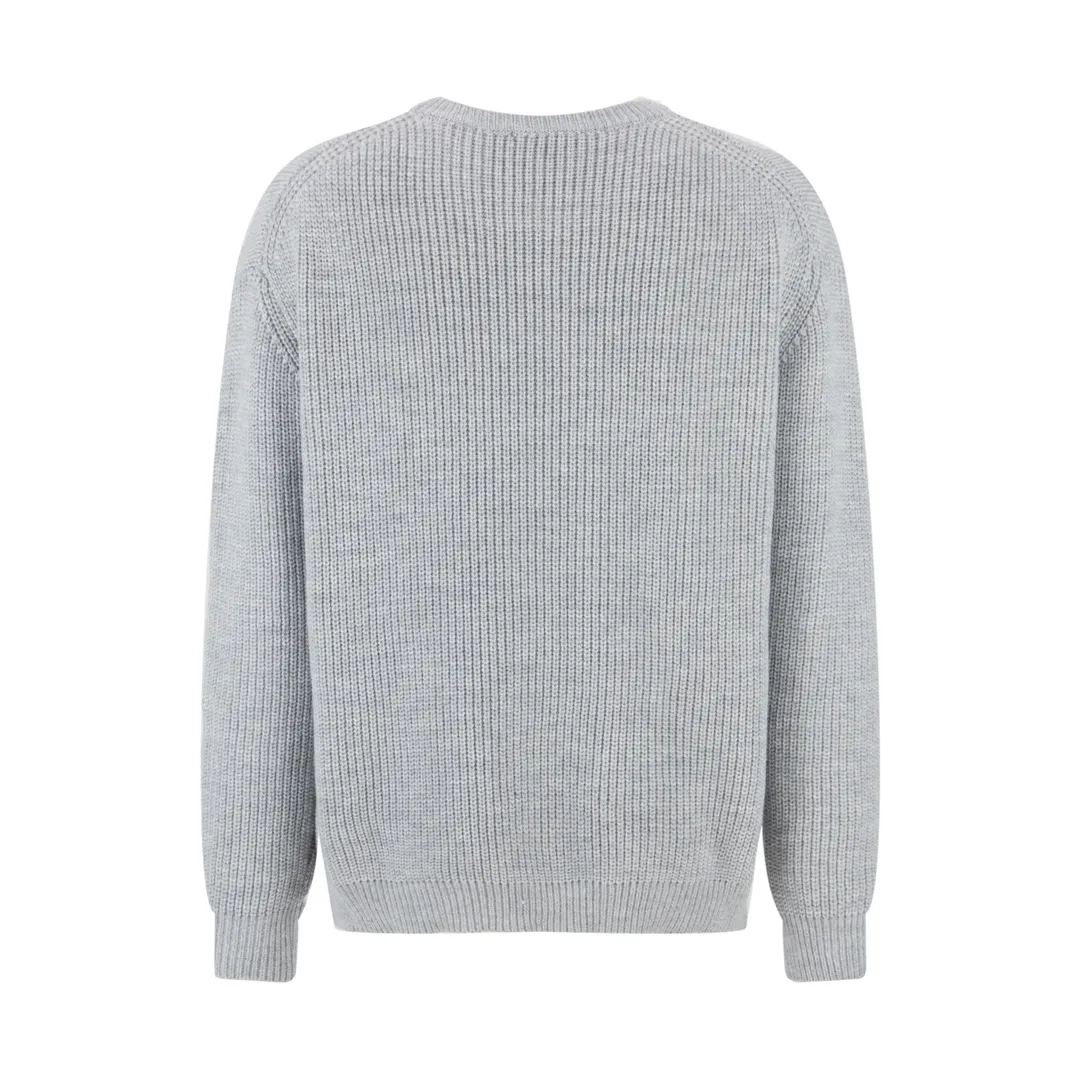 🅿️480 [Exclusive supply] Celine 21FW patchwork crew neck sweater (grey). The original version was purchased and developed for 10,500. The fabric is made of custom-woven white velvet 55 wool and 45 small white cotton. The fabrics are mixed and matched to create a ready-to-wear effect that is three-dimensional and not easily deformed. The chest patch fabric is made of real deer suede leather with a plush feel. The version that is not available on the market is entirely made of fabric. The chest logo is embroidered with patches, and the customized logo is compounded on both sides with computer laser to create a three-dimensional effect. The patch is glued and positioned on the surface of the clothes using a computer, and imported No. 7 fine needles are used to route the patch logo tightly to the clothes. Size:S-M-L