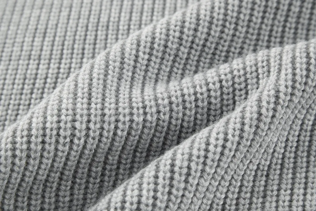 🅿️480 [Exclusive supply] Celine 21FW patchwork crew neck sweater (grey). The original version was purchased and developed for 10,500. The fabric is made of custom-woven white velvet 55 wool and 45 small white cotton. The fabrics are mixed and matched to create a ready-to-wear effect that is three-dimensional and not easily deformed. The chest patch fabric is made of real deer suede leather with a plush feel. The version that is not available on the market is entirely made of fabric. The chest logo is embroidered with patches, and the customized logo is compounded on both sides with computer laser to create a three-dimensional effect. The patch is glued and positioned on the surface of the clothes using a computer, and imported No. 7 fine needles are used to route the patch logo tightly to the clothes. Size:S-M-L