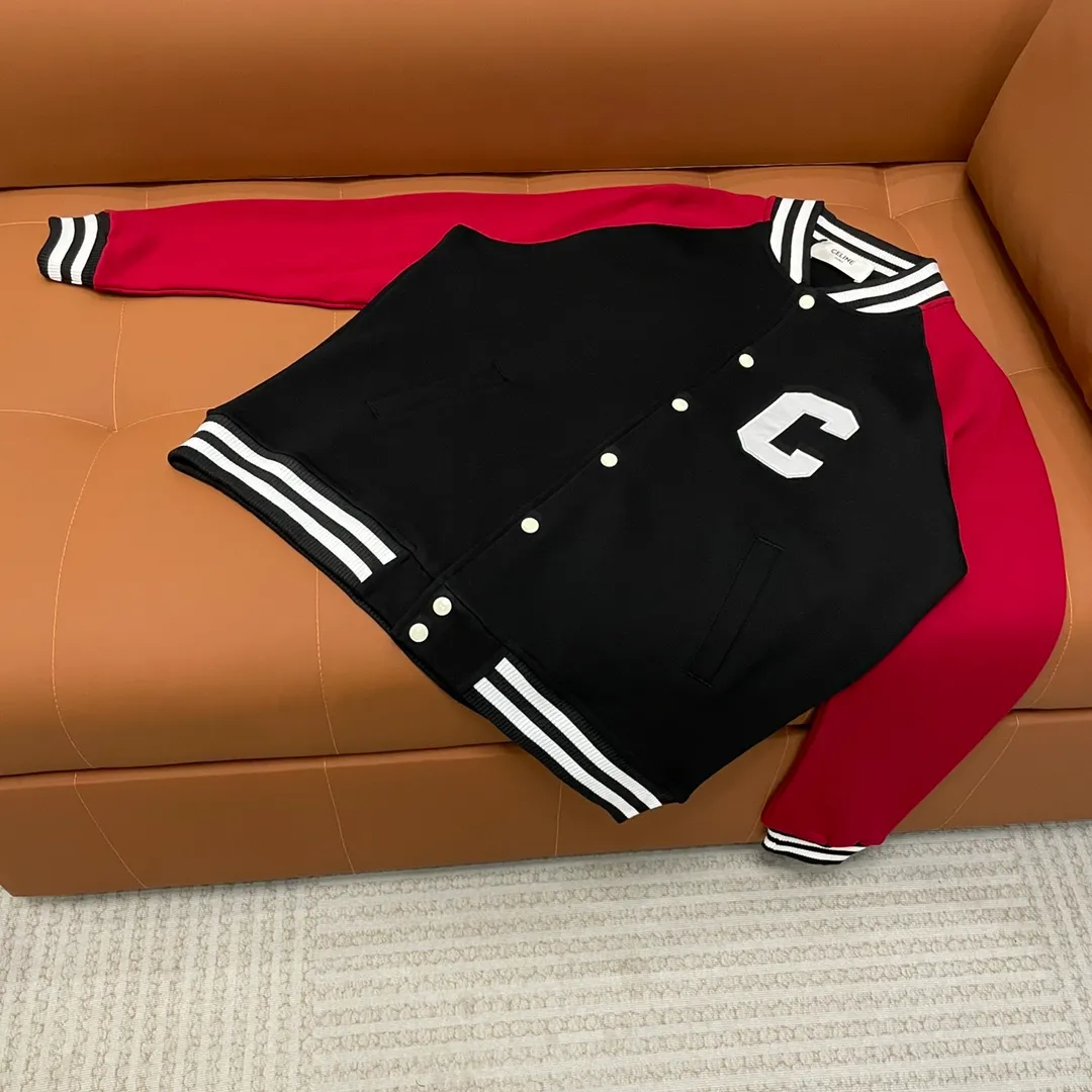 🅿️410 Celine➡️Celine runway style baseball jacket. I ordered the original model and took a month to finally ship it. I love it so much. The upper body is really handsome. A Douyin blogger said that this year's new jacket will become a future trend. If you look through street photos, you will find that celebrities regard it as a collectible jacket, a must-have item for men and women who want light luxury for commuting. Developing the highest version on the entire network, it took 1 month to customize and the cost was extremely high. The German imported flat-machine made custom-woven wool jacquard threads, using the first layer of imported lambskin. The pleated texture is unparalleled. It is hand-cut and meticulously crafted. The stitching position is very technical. Whether the whole garment is good or not depends on this position. Top-notch workmanship and details can stand the test. A full set of customized accessories, the letters are clear and perfectly restored without any difference. High-end atmosphere and full grade! The entire dress is exclusively customized with heavy craftsmanship. The towel patch embroidery is perfectly combined with craft embroidery and precise stitching! Absolute craftsmanship quality!