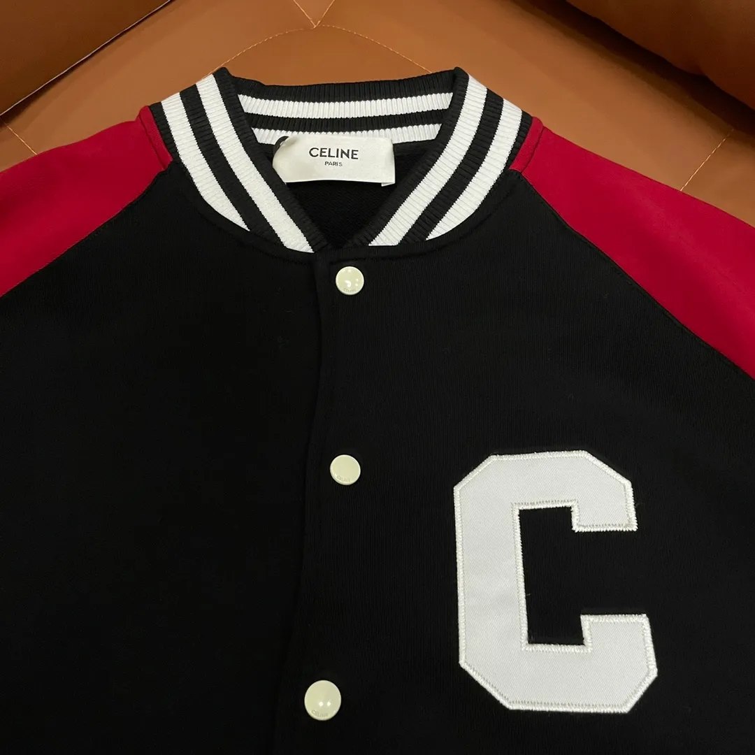🅿️410 Celine➡️Celine runway style baseball jacket. I ordered the original model and took a month to finally ship it. I love it so much. The upper body is really handsome. A Douyin blogger said that this year's new jacket will become a future trend. If you look through street photos, you will find that celebrities regard it as a collectible jacket, a must-have item for men and women who want light luxury for commuting. Developing the highest version on the entire network, it took 1 month to customize and the cost was extremely high. The German imported flat-machine made custom-woven wool jacquard threads, using the first layer of imported lambskin. The pleated texture is unparalleled. It is hand-cut and meticulously crafted. The stitching position is very technical. Whether the whole garment is good or not depends on this position. Top-notch workmanship and details can stand the test. A full set of customized accessories, the letters are clear and perfectly restored without any difference. High-end atmosphere and full grade! The entire dress is exclusively customized with heavy craftsmanship. The towel patch embroidery is perfectly combined with craft embroidery and precise stitching! Absolute craftsmanship quality!