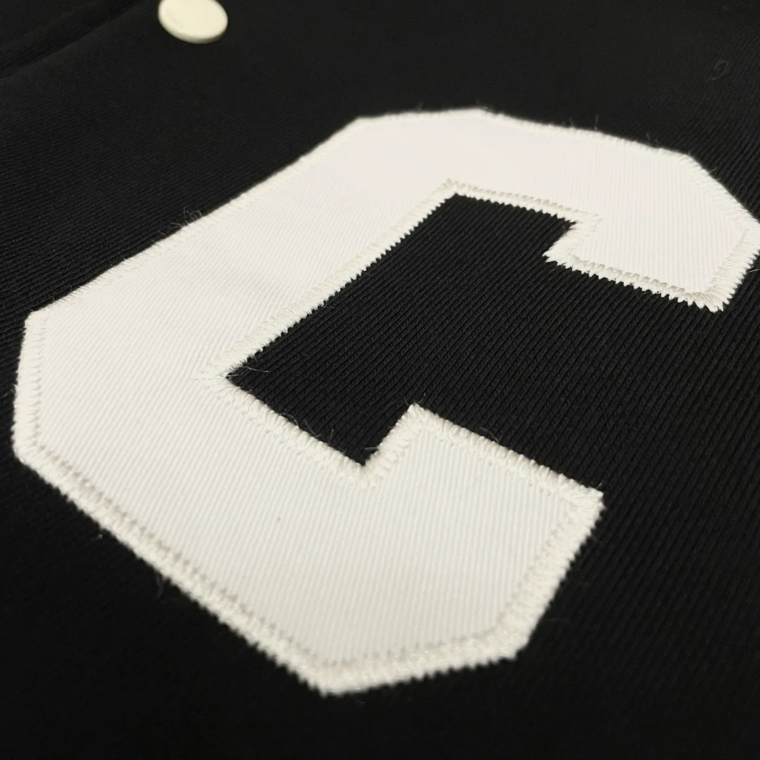 🅿️410 Celine➡️Celine runway style baseball jacket. I ordered the original model and took a month to finally ship it. I love it so much. The upper body is really handsome. A Douyin blogger said that this year's new jacket will become a future trend. If you look through street photos, you will find that celebrities regard it as a collectible jacket, a must-have item for men and women who want light luxury for commuting. Developing the highest version on the entire network, it took 1 month to customize and the cost was extremely high. The German imported flat-machine made custom-woven wool jacquard threads, using the first layer of imported lambskin. The pleated texture is unparalleled. It is hand-cut and meticulously crafted. The stitching position is very technical. Whether the whole garment is good or not depends on this position. Top-notch workmanship and details can stand the test. A full set of customized accessories, the letters are clear and perfectly restored without any difference. High-end atmosphere and full grade! The entire dress is exclusively customized with heavy craftsmanship. The towel patch embroidery is perfectly combined with craft embroidery and precise stitching! Absolute craftsmanship quality!