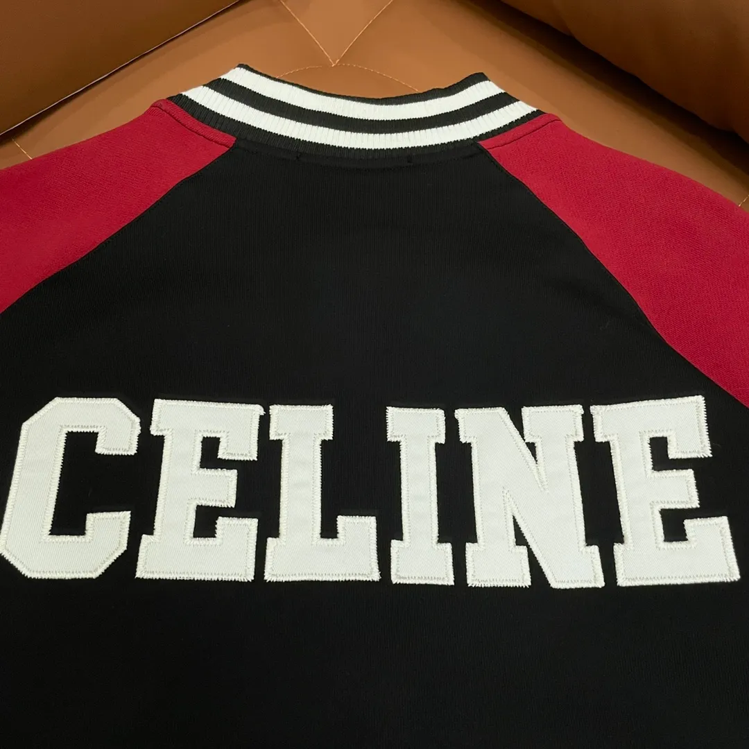 🅿️410 Celine➡️Celine runway style baseball jacket. I ordered the original model and took a month to finally ship it. I love it so much. The upper body is really handsome. A Douyin blogger said that this year's new jacket will become a future trend. If you look through street photos, you will find that celebrities regard it as a collectible jacket, a must-have item for men and women who want light luxury for commuting. Developing the highest version on the entire network, it took 1 month to customize and the cost was extremely high. The German imported flat-machine made custom-woven wool jacquard threads, using the first layer of imported lambskin. The pleated texture is unparalleled. It is hand-cut and meticulously crafted. The stitching position is very technical. Whether the whole garment is good or not depends on this position. Top-notch workmanship and details can stand the test. A full set of customized accessories, the letters are clear and perfectly restored without any difference. High-end atmosphere and full grade! The entire dress is exclusively customized with heavy craftsmanship. The towel patch embroidery is perfectly combined with craft embroidery and precise stitching! Absolute craftsmanship quality!