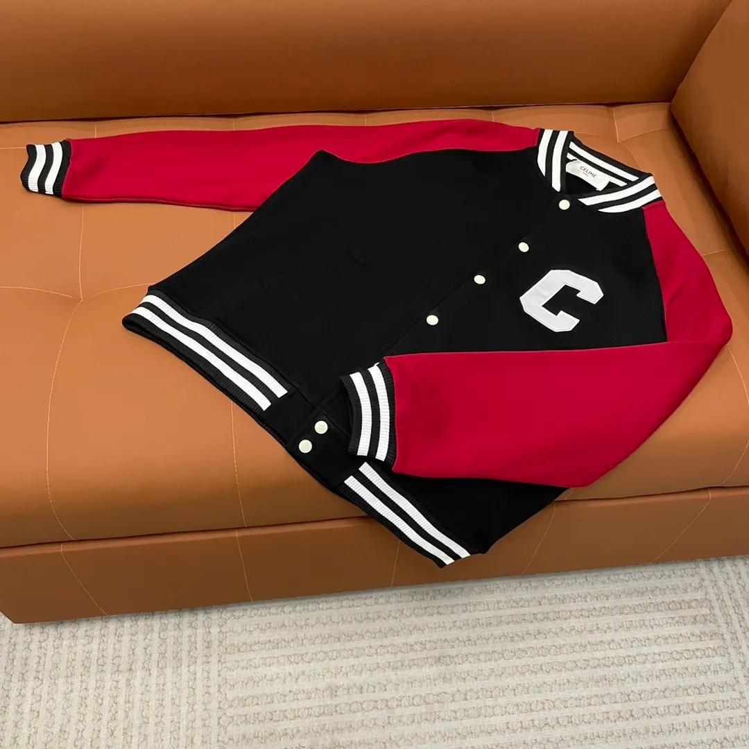 🅿️410 Celine➡️Celine runway style baseball jacket. I ordered the original model and took a month to finally ship it. I love it so much. The upper body is really handsome. A Douyin blogger said that this year's new jacket will become a future trend. If you look through street photos, you will find that celebrities regard it as a collectible jacket, a must-have item for men and women who want light luxury for commuting. Developing the highest version on the entire network, it took 1 month to customize and the cost was extremely high. The German imported flat-machine made custom-woven wool jacquard threads, using the first layer of imported lambskin. The pleated texture is unparalleled. It is hand-cut and meticulously crafted. The stitching position is very technical. Whether the whole garment is good or not depends on this position. Top-notch workmanship and details can stand the test. A full set of customized accessories, the letters are clear and perfectly restored without any difference. High-end atmosphere and full grade! The entire dress is exclusively customized with heavy craftsmanship. The towel patch embroidery is perfectly combined with craft embroidery and precise stitching! Absolute craftsmanship quality!
