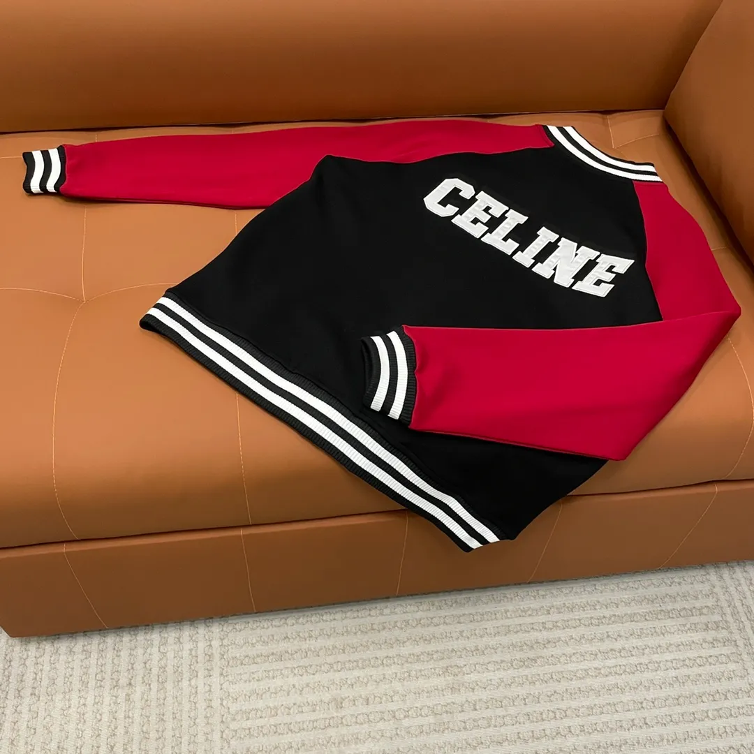 🅿️410 Celine➡️Celine runway style baseball jacket. I ordered the original model and took a month to finally ship it. I love it so much. The upper body is really handsome. A Douyin blogger said that this year's new jacket will become a future trend. If you look through street photos, you will find that celebrities regard it as a collectible jacket, a must-have item for men and women who want light luxury for commuting. Developing the highest version on the entire network, it took 1 month to customize and the cost was extremely high. The German imported flat-machine made custom-woven wool jacquard threads, using the first layer of imported lambskin. The pleated texture is unparalleled. It is hand-cut and meticulously crafted. The stitching position is very technical. Whether the whole garment is good or not depends on this position. Top-notch workmanship and details can stand the test. A full set of customized accessories, the letters are clear and perfectly restored without any difference. High-end atmosphere and full grade! The entire dress is exclusively customized with heavy craftsmanship. The towel patch embroidery is perfectly combined with craft embroidery and precise stitching! Absolute craftsmanship quality!