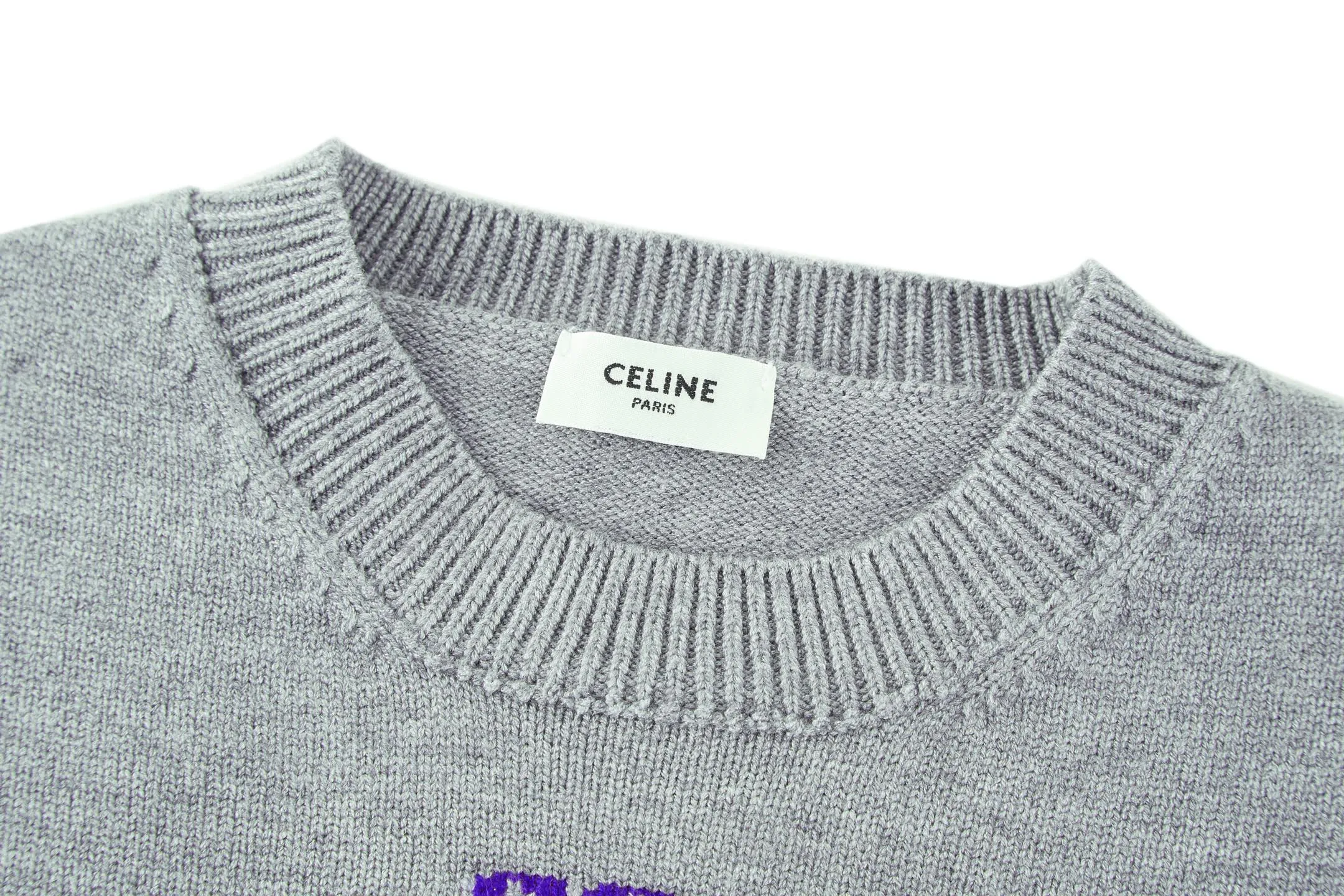 🅿️440 Celine Arc de Triomphe jacquard crew neck sweater (grey) The fabric is made of 30% wool and 70% cotton. Partial intarsia craftsmanship, imported 12-knit fabric. The entire garment takes 120 minutes to complete. Garment washing - removal of wool impurities - color fixation - fixed version. This model is CELINE's 2026 new masterpiece. The chest is embellished with partial intarsia of the Arc de Triomphe, adding a new design style. Wool 30% 70% cotton yarn. Not machine washable - do not rinse. Size:S-M-L-XL