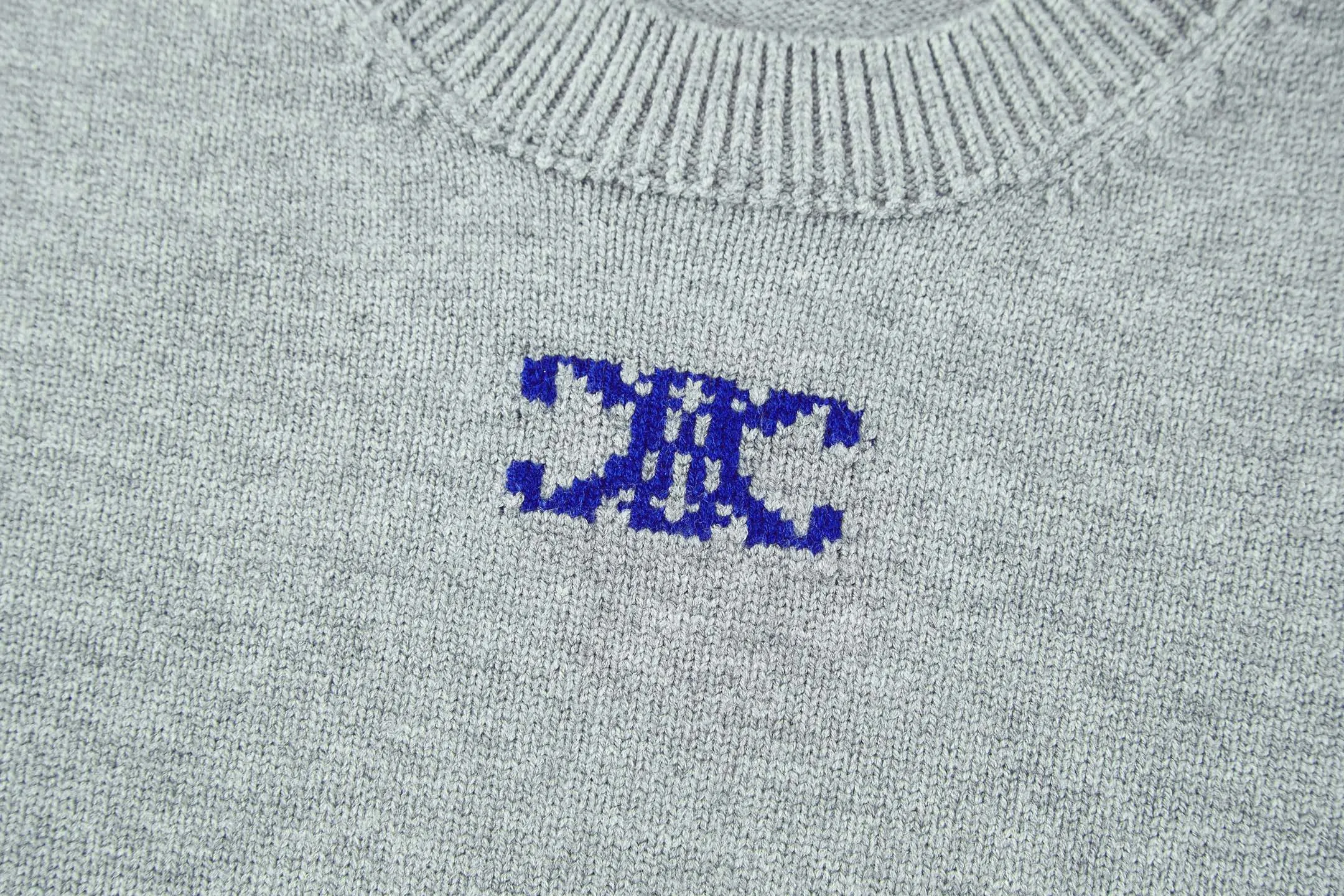 🅿️440 Celine Arc de Triomphe jacquard crew neck sweater (grey) The fabric is made of 30% wool and 70% cotton. Partial intarsia craftsmanship, imported 12-knit fabric. The entire garment takes 120 minutes to complete. Garment washing - removal of wool impurities - color fixation - fixed version. This model is CELINE's 2026 new masterpiece. The chest is embellished with partial intarsia of the Arc de Triomphe, adding a new design style. Wool 30% 70% cotton yarn. Not machine washable - do not rinse. Size:S-M-L-XL