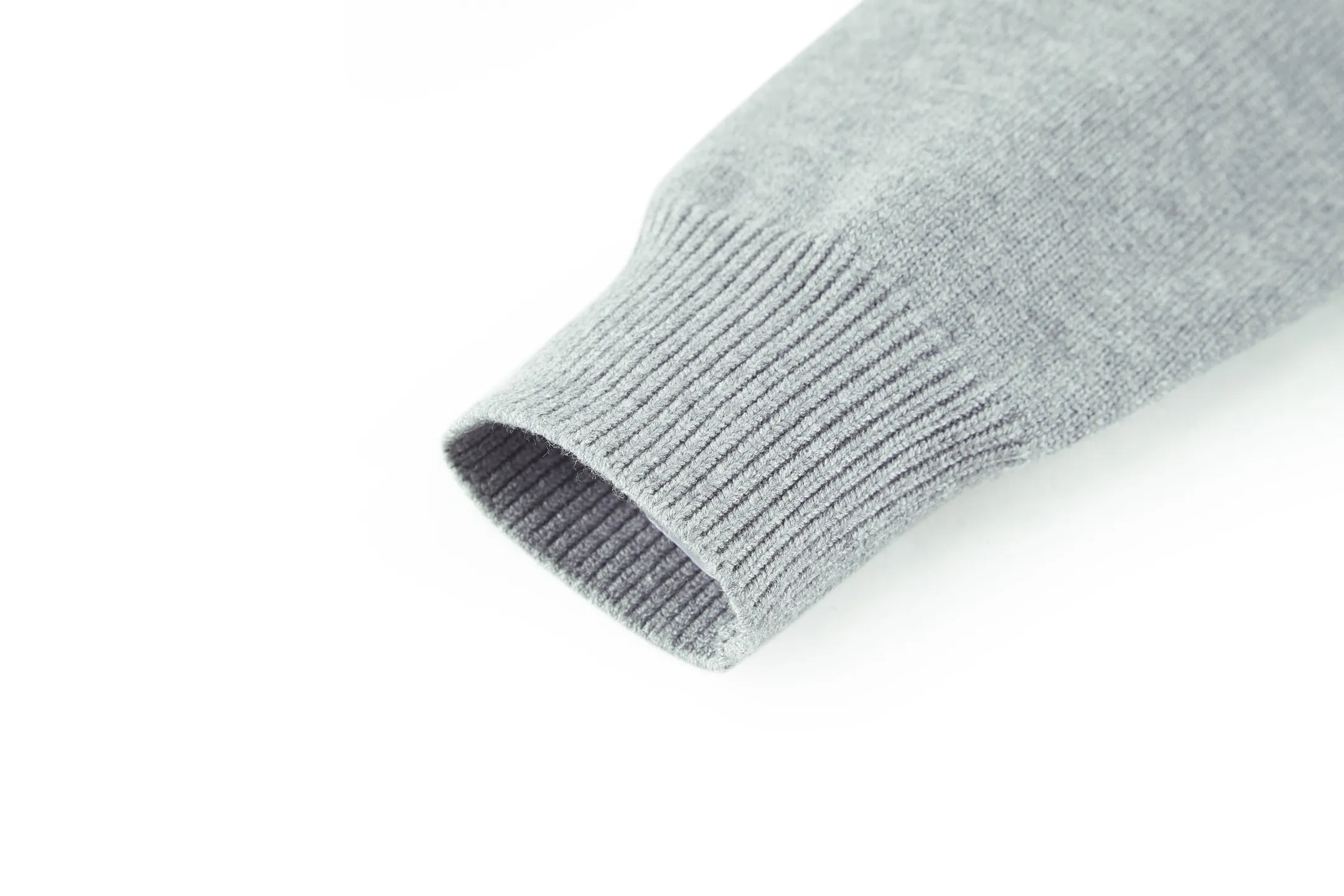 🅿️440 Celine Arc de Triomphe jacquard crew neck sweater (grey) The fabric is made of 30% wool and 70% cotton. Partial intarsia craftsmanship, imported 12-knit fabric. The entire garment takes 120 minutes to complete. Garment washing - removal of wool impurities - color fixation - fixed version. This model is CELINE's 2026 new masterpiece. The chest is embellished with partial intarsia of the Arc de Triomphe, adding a new design style. Wool 30% 70% cotton yarn. Not machine washable - do not rinse. Size:S-M-L-XL