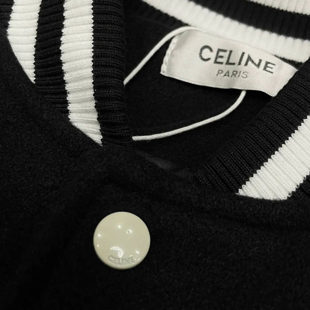 🅿️410 Celine➡️Celine runway style baseball jacket. I ordered the original model and took a month to finally ship it. I love it so much. The upper body is really handsome. A Douyin blogger said that this year's new jacket will become a future trend. If you look through street photos, you will find that celebrities regard it as a collectible jacket, a must-have item for men and women who want light luxury for commuting. Developing the highest version on the entire network, it took 1 month to customize and the cost was extremely high. The German imported flat-machine made custom-woven wool jacquard threads, using the first layer of imported lambskin. The pleated texture is unparalleled. It is hand-cut and meticulously crafted. The stitching position is very technical. Whether the whole garment is good or not depends on this position. Top-notch workmanship and details can stand the test. A full set of customized accessories, the letters are clear and perfectly restored without any difference. High-end atmosphere and full grade! The entire dress is exclusively customized with heavy craftsmanship. The towel patch embroidery is perfectly combined with craft embroidery and precise stitching! Absolute craftsmanship quality!