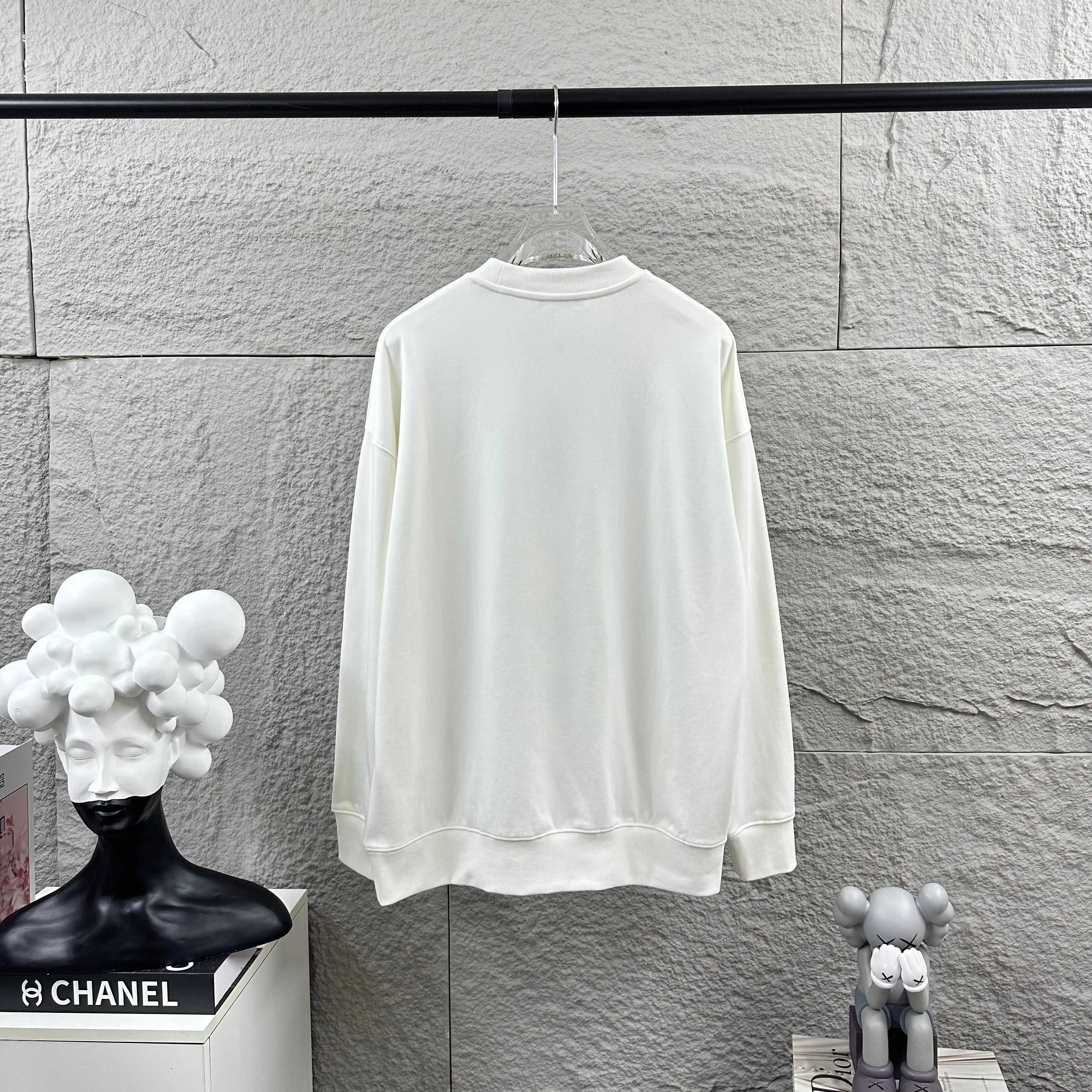 🅿️250 Celi*ne Celin Celin 2025 early autumn and winter new style Three-dimensional flocking process personalized logo Customized terry fabric Long-sleeved round neck sweatshirt Uniform style for men and women Size: S (90-130 catties) M (120-150 catties) L (140-165 catties) XL (160-180 catties) XXL (180-210 pounds) Color: black white