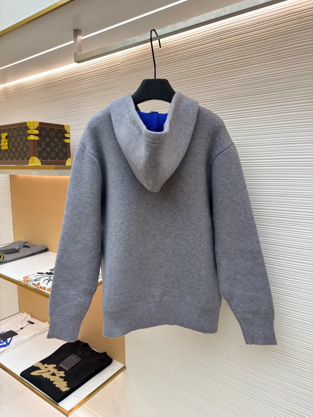 Celine Arc de Triomphe jacquard logo knitted hoodie ●Original version: purchased and developed by 12312 ●Item number: 1681935-B15 ●Fabric: wool blended fabric ●Technology: jacquard knitting ●Color: gray ●Version: fitted version ●Weight: about 1035 grams ●Size: S-M-L-XL ●Description: Made of 50% wool, 10% cashmere, 40% cotton. This fabric is originally stitched, dyed and woven. The weight of ready-made garments is about 920-960 grams. The thermal effect and upper body effect are perfect. Using 7-needle jacquard technology, a single piece of clothing takes 320 minutes to complete. The rope is custom-woven and dyed, the tail clip is made from the original mold, and the brand logo is laser-engraved on the surface. RIOMPHE embroidered loose fit hood with adjustable drawstring, metal hoop engraved with CELINE PARIS 1 kangaroo pocket with ribbed trim. The overall wiring is straight and delicate, the fabric is comfortable and soft, and the color is consistent without color difference. It can be matched with the same style to create a fashionable look and control various occasions. Customized accessories, complete with three standards, same style for men and women!