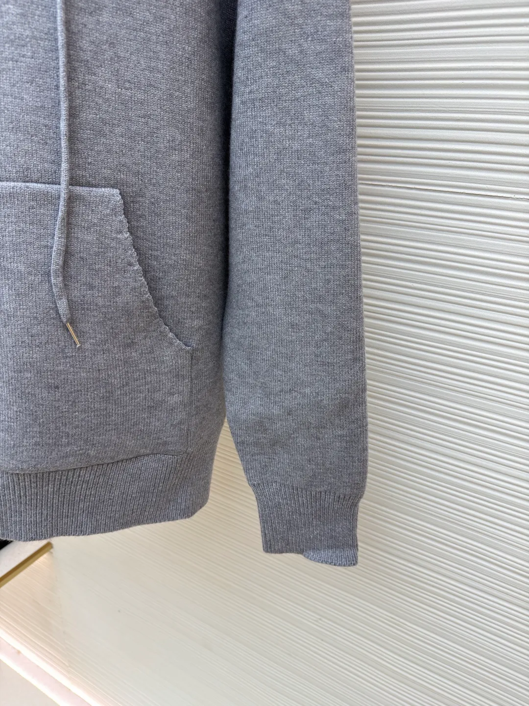 Celine Arc de Triomphe jacquard logo knitted hoodie ●Original version: purchased and developed by 12312 ●Item number: 1681935-B15 ●Fabric: wool blended fabric ●Technology: jacquard knitting ●Color: gray ●Version: fitted version ●Weight: about 1035 grams ●Size: S-M-L-XL ●Description: Made of 50% wool, 10% cashmere, 40% cotton. This fabric is originally stitched, dyed and woven. The weight of ready-made garments is about 920-960 grams. The thermal effect and upper body effect are perfect. Using 7-needle jacquard technology, a single piece of clothing takes 320 minutes to complete. The rope is custom-woven and dyed, the tail clip is made from the original mold, and the brand logo is laser-engraved on the surface. RIOMPHE embroidered loose fit hood with adjustable drawstring, metal hoop engraved with CELINE PARIS 1 kangaroo pocket with ribbed trim. The overall wiring is straight and delicate, the fabric is comfortable and soft, and the color is consistent without color difference. It can be matched with the same style to create a fashionable look and control various occasions. Customized accessories, complete with three standards, same style for men and women!