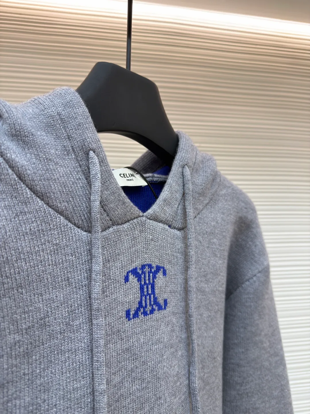 Celine Arc de Triomphe jacquard logo knitted hoodie ●Original version: purchased and developed by 12312 ●Item number: 1681935-B15 ●Fabric: wool blended fabric ●Technology: jacquard knitting ●Color: gray ●Version: fitted version ●Weight: about 1035 grams ●Size: S-M-L-XL ●Description: Made of 50% wool, 10% cashmere, 40% cotton. This fabric is originally stitched, dyed and woven. The weight of ready-made garments is about 920-960 grams. The thermal effect and upper body effect are perfect. Using 7-needle jacquard technology, a single piece of clothing takes 320 minutes to complete. The rope is custom-woven and dyed, the tail clip is made from the original mold, and the brand logo is laser-engraved on the surface. RIOMPHE embroidered loose fit hood with adjustable drawstring, metal hoop engraved with CELINE PARIS 1 kangaroo pocket with ribbed trim. The overall wiring is straight and delicate, the fabric is comfortable and soft, and the color is consistent without color difference. It can be matched with the same style to create a fashionable look and control various occasions. Customized accessories, complete with three standards, same style for men and women!