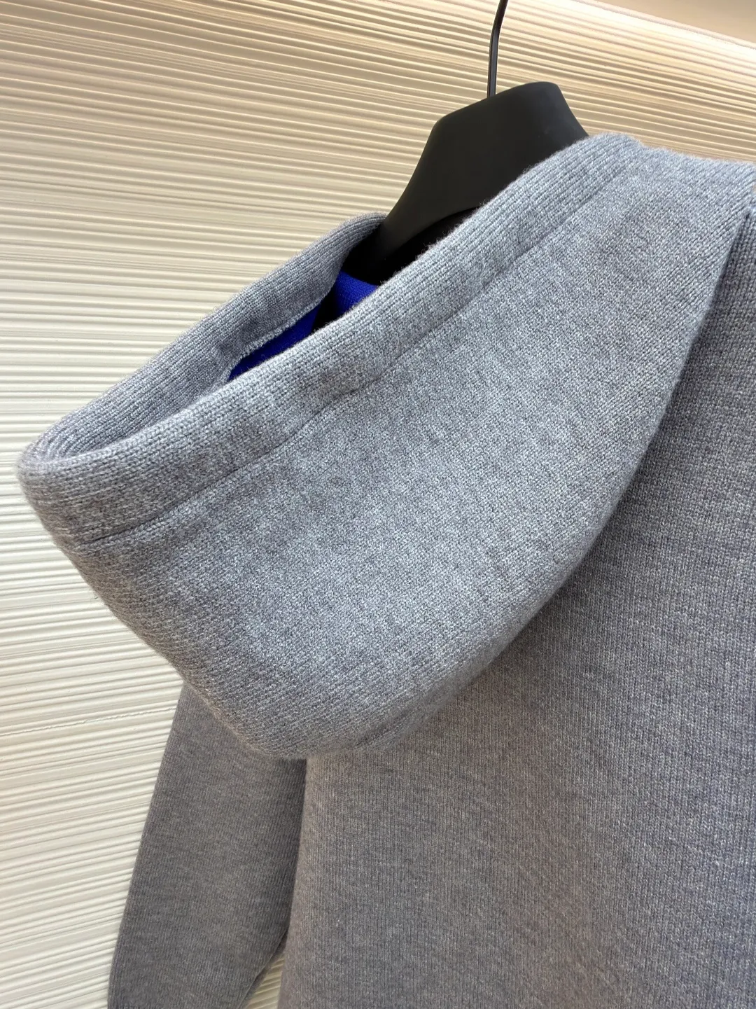 Celine Arc de Triomphe jacquard logo knitted hoodie ●Original version: purchased and developed by 12312 ●Item number: 1681935-B15 ●Fabric: wool blended fabric ●Technology: jacquard knitting ●Color: gray ●Version: fitted version ●Weight: about 1035 grams ●Size: S-M-L-XL ●Description: Made of 50% wool, 10% cashmere, 40% cotton. This fabric is originally stitched, dyed and woven. The weight of ready-made garments is about 920-960 grams. The thermal effect and upper body effect are perfect. Using 7-needle jacquard technology, a single piece of clothing takes 320 minutes to complete. The rope is custom-woven and dyed, the tail clip is made from the original mold, and the brand logo is laser-engraved on the surface. RIOMPHE embroidered loose fit hood with adjustable drawstring, metal hoop engraved with CELINE PARIS 1 kangaroo pocket with ribbed trim. The overall wiring is straight and delicate, the fabric is comfortable and soft, and the color is consistent without color difference. It can be matched with the same style to create a fashionable look and control various occasions. Customized accessories, complete with three standards, same style for men and women!