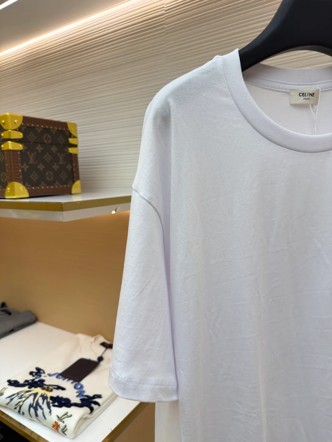 Celine letter print short sleeves ●Original version: Purchased and developed for 4750 ●Item No.: 1682463-X85 ●Fabric: Liquid Nitrogen Yayun plain weave fabric ●Technology: Glue printing production ●Color: White ●Version: Fitted version ●Weight: about 220 grams ●Size: S-M-L-XL ●Description: Customized Liquid Nitrogen Yayun plain weave fabric, soft to the touch, comfortable and close to the skin, using ivory white to interpret the philosophy of restraint of high-end white It gives the white a sense of warmth and breathing. The iconic CELINE print is embellished on the chest. It is highly recognizable and shows a luxurious texture in a low-key manner. It uses minimalism to define timeless fashion and uses glue printing. The chest printing has been modified three times with film screens. The glue liquid paint is used to print the pattern on the fabric. The fabric is baked to fix the printed pattern. The overall wiring is straight and delicate, the fabric is comfortable and soft, and the color is consistent without color difference. It can be matched with the same style to create a fashionable look and control various occasions. Customized accessories, complete with three standards, same style for men and women!