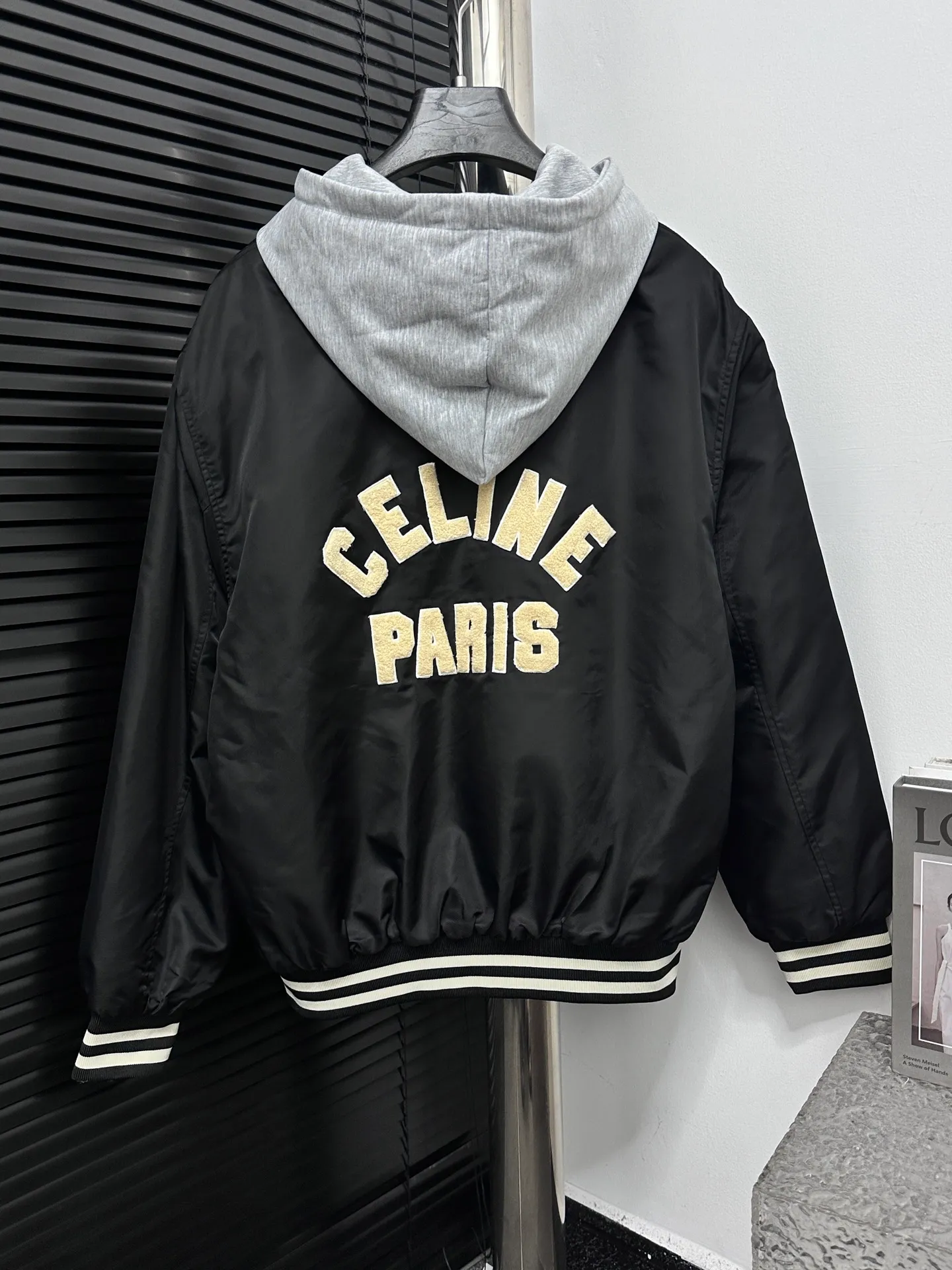 🅿️520 [Celine] Celine hooded baseball jacket, double fabric splicing: the outer black is satin technical fabric, and the front and back panels are customized with towel embroidery. The letters are first laser-cut and made using an imported Tajima embroidery machine. The hood and lining are made of 100% cotton fabric, with thin cotton inside, two-color thread custom-woven yarn, thread weaving on a flat knitting machine, and processed by first-line factories. Compare the quality at will. Same style for men and women. Size: XS-L