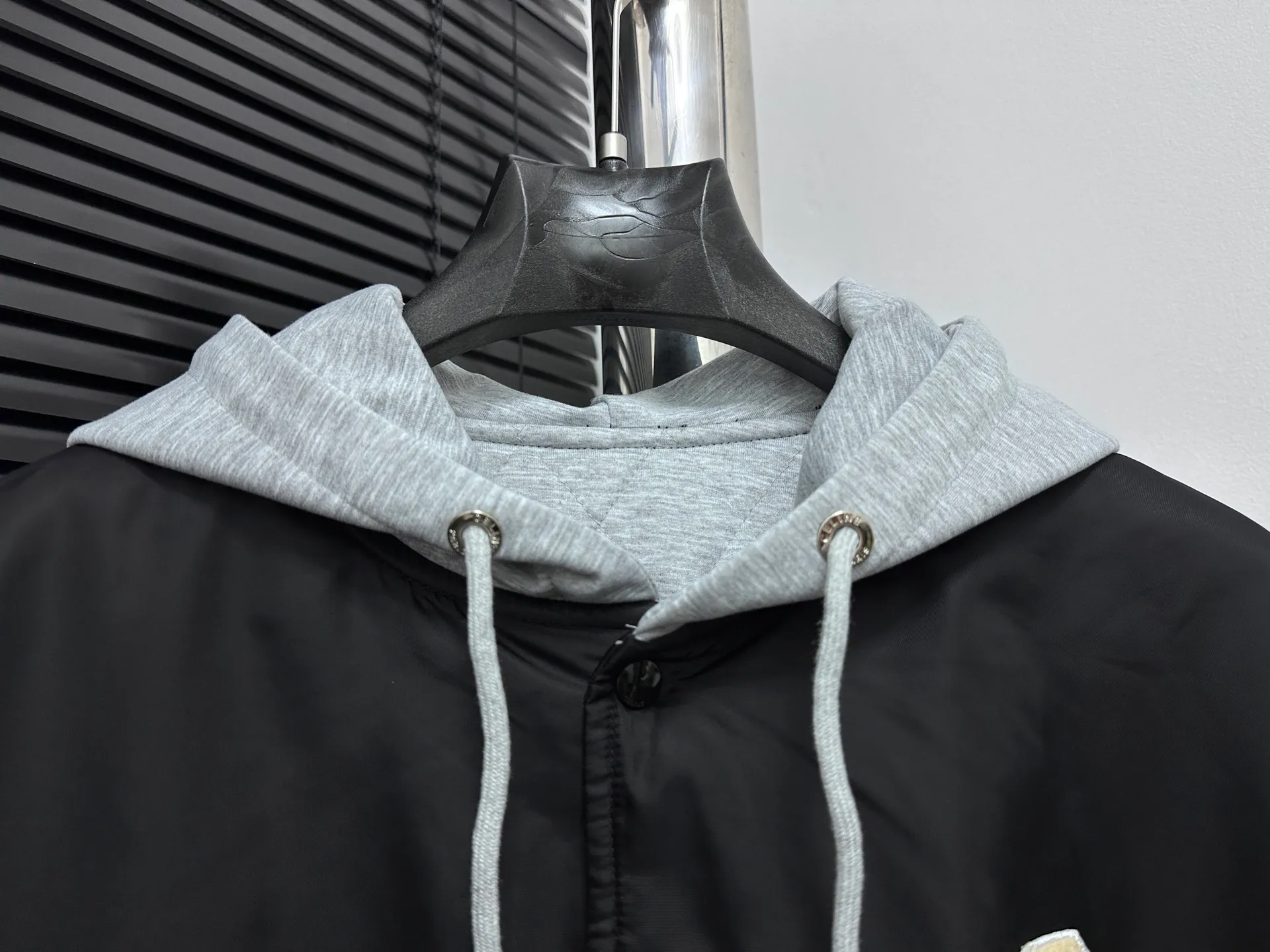 🅿️520 [Celine] Celine hooded baseball jacket, double fabric splicing: the outer black is satin technical fabric, and the front and back panels are customized with towel embroidery. The letters are first laser-cut and made using an imported Tajima embroidery machine. The hood and lining are made of 100% cotton fabric, with thin cotton inside, two-color thread custom-woven yarn, thread weaving on a flat knitting machine, and processed by first-line factories. Compare the quality at will. Same style for men and women. Size: XS-L